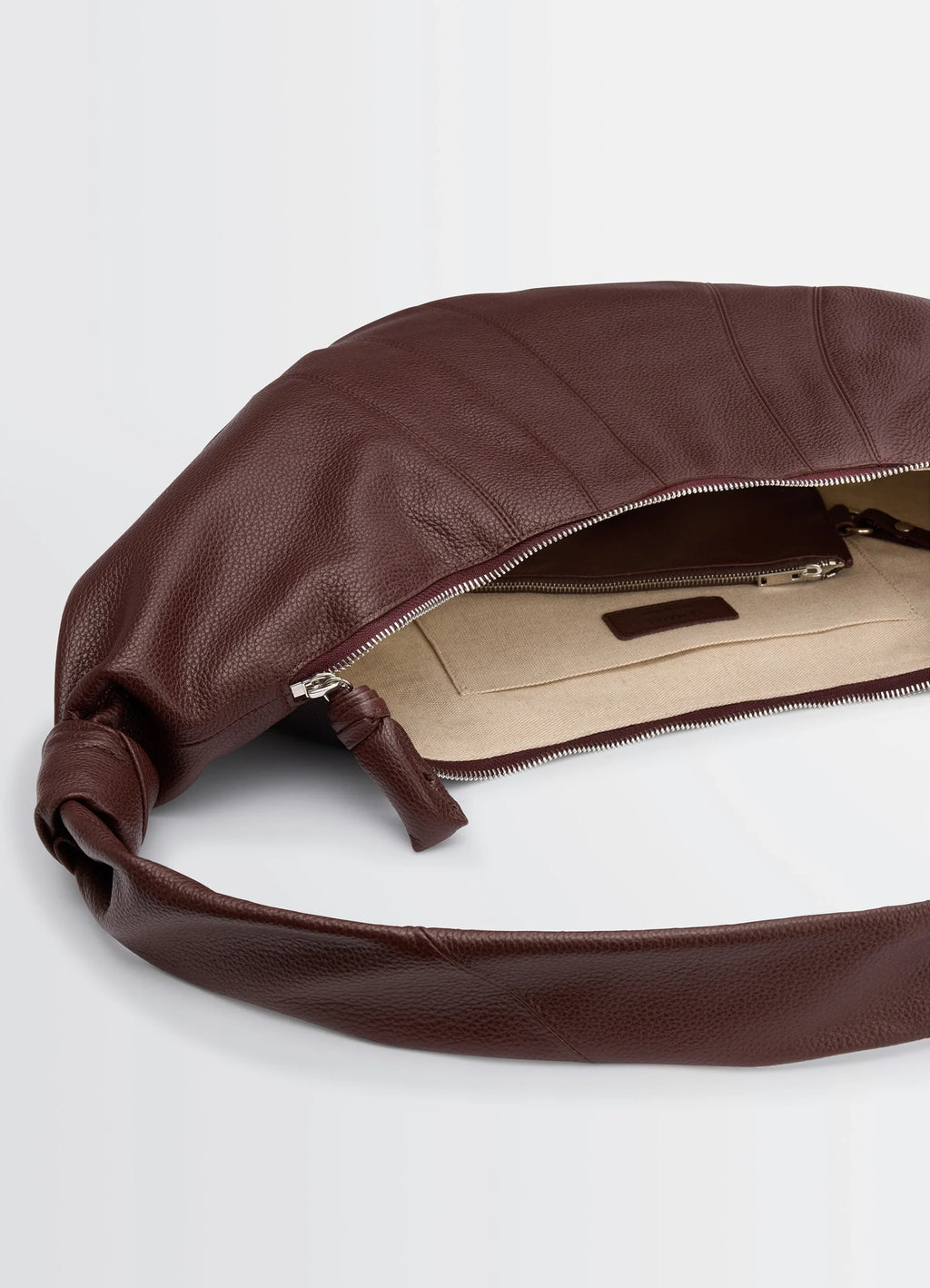 GRAND SAC CROISSANT EN CUIR GRAINÉ SOUPLE