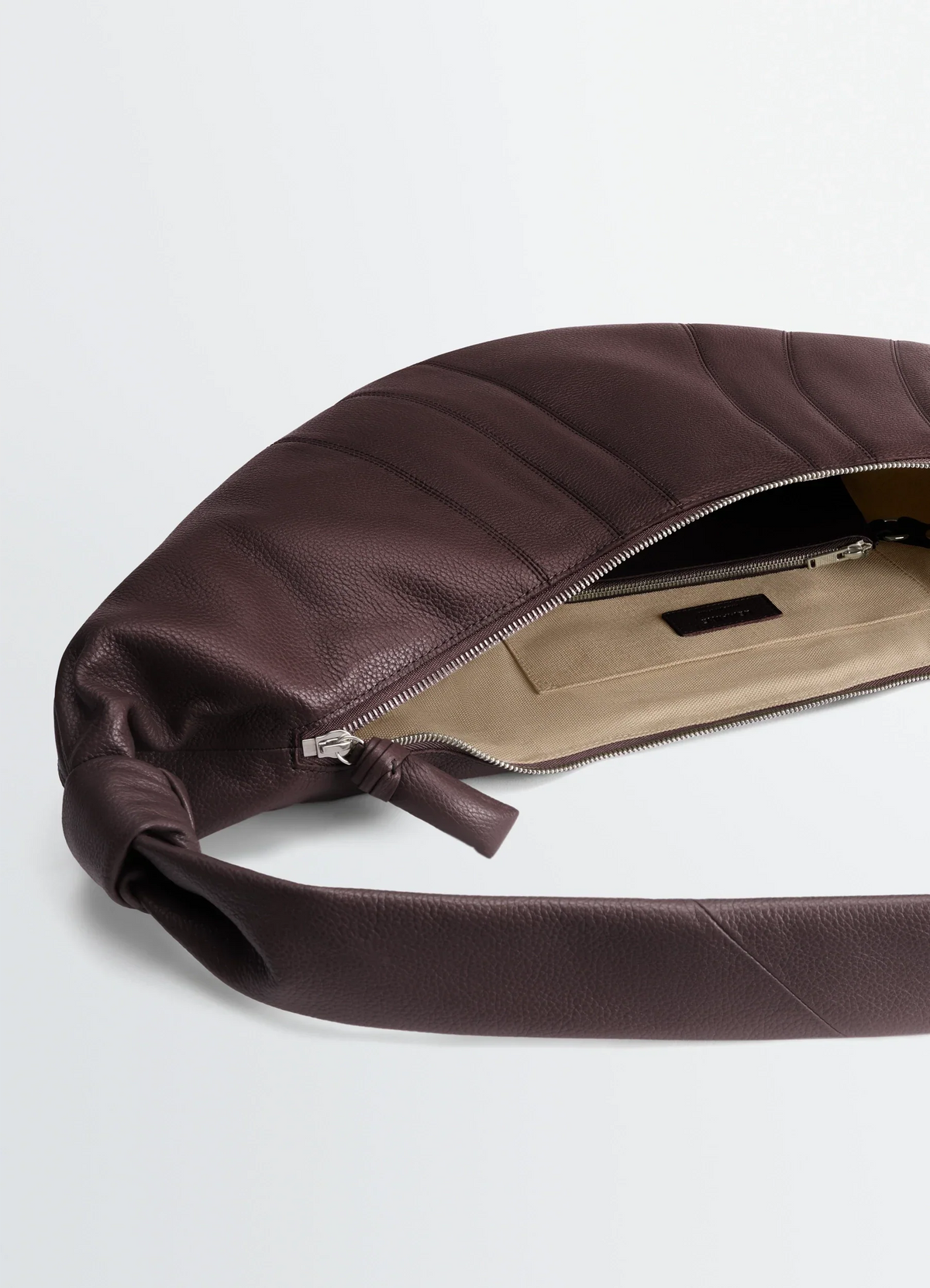 GRAND SAC CROISSANT EN CUIR GRAINÉ SOUPLE