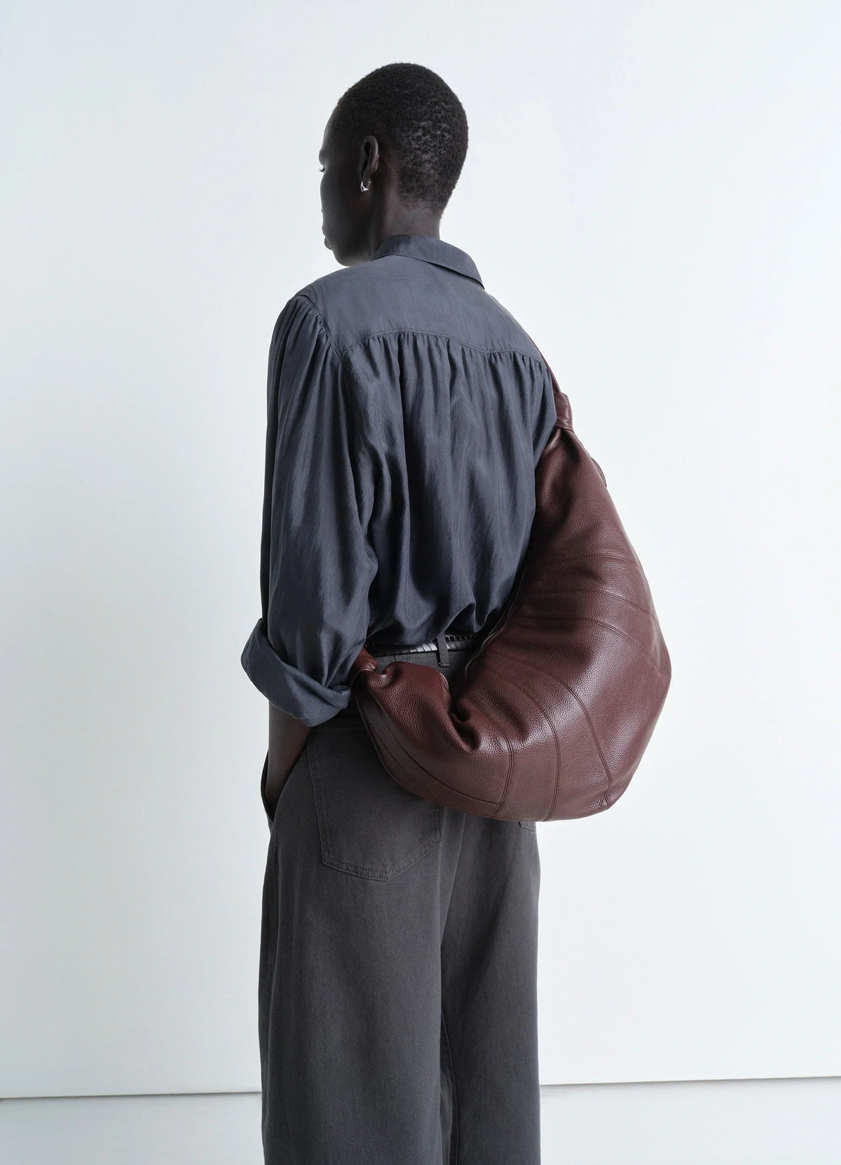 GRAND SAC CROISSANT EN CUIR GRAINÉ SOUPLE