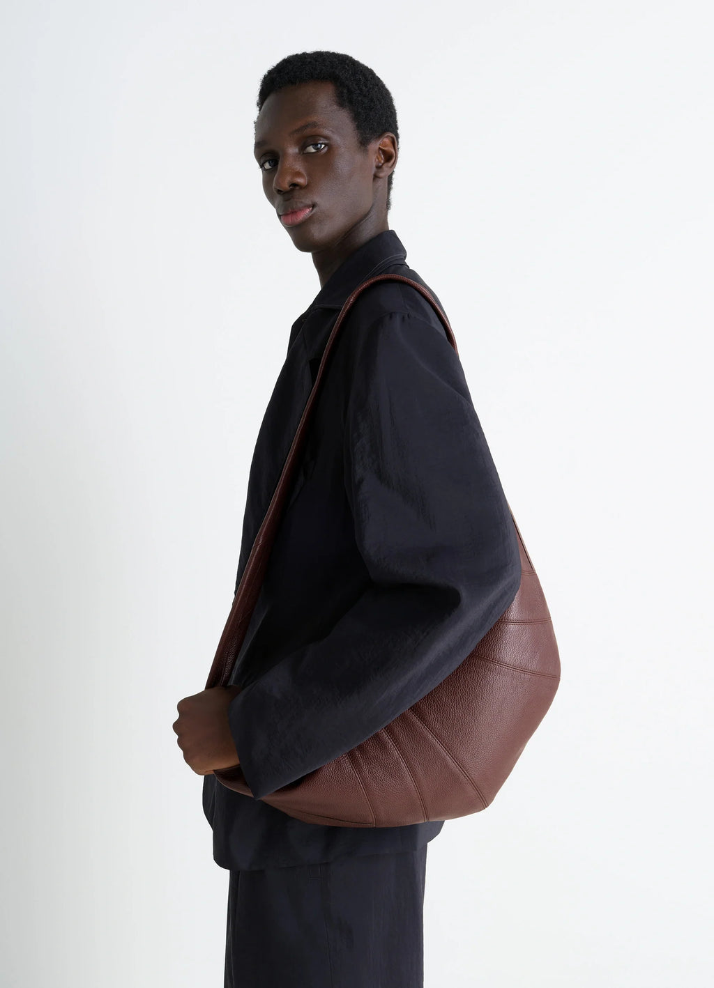 GRAND SAC CROISSANT EN CUIR GRAINÉ SOUPLE