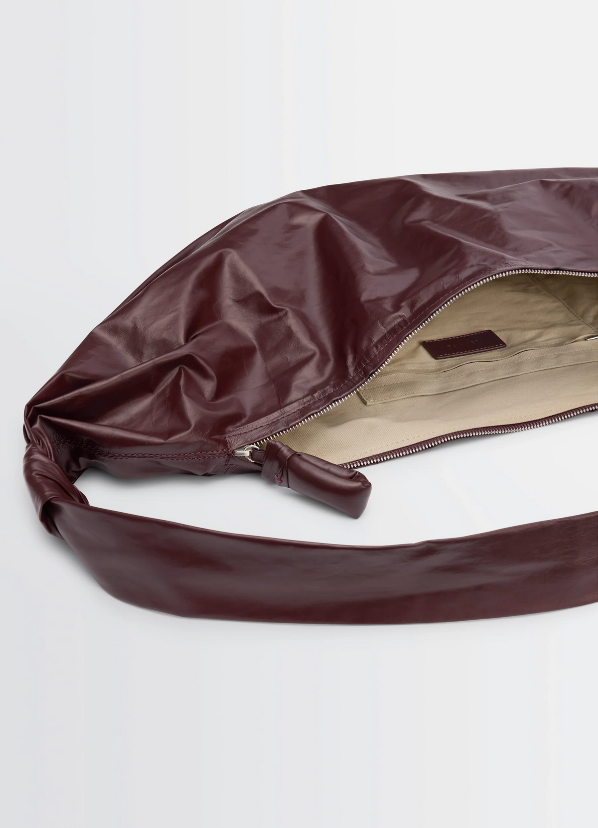 GRAND SAC CROISSANT SOUPLE EN CUIR PAPIER