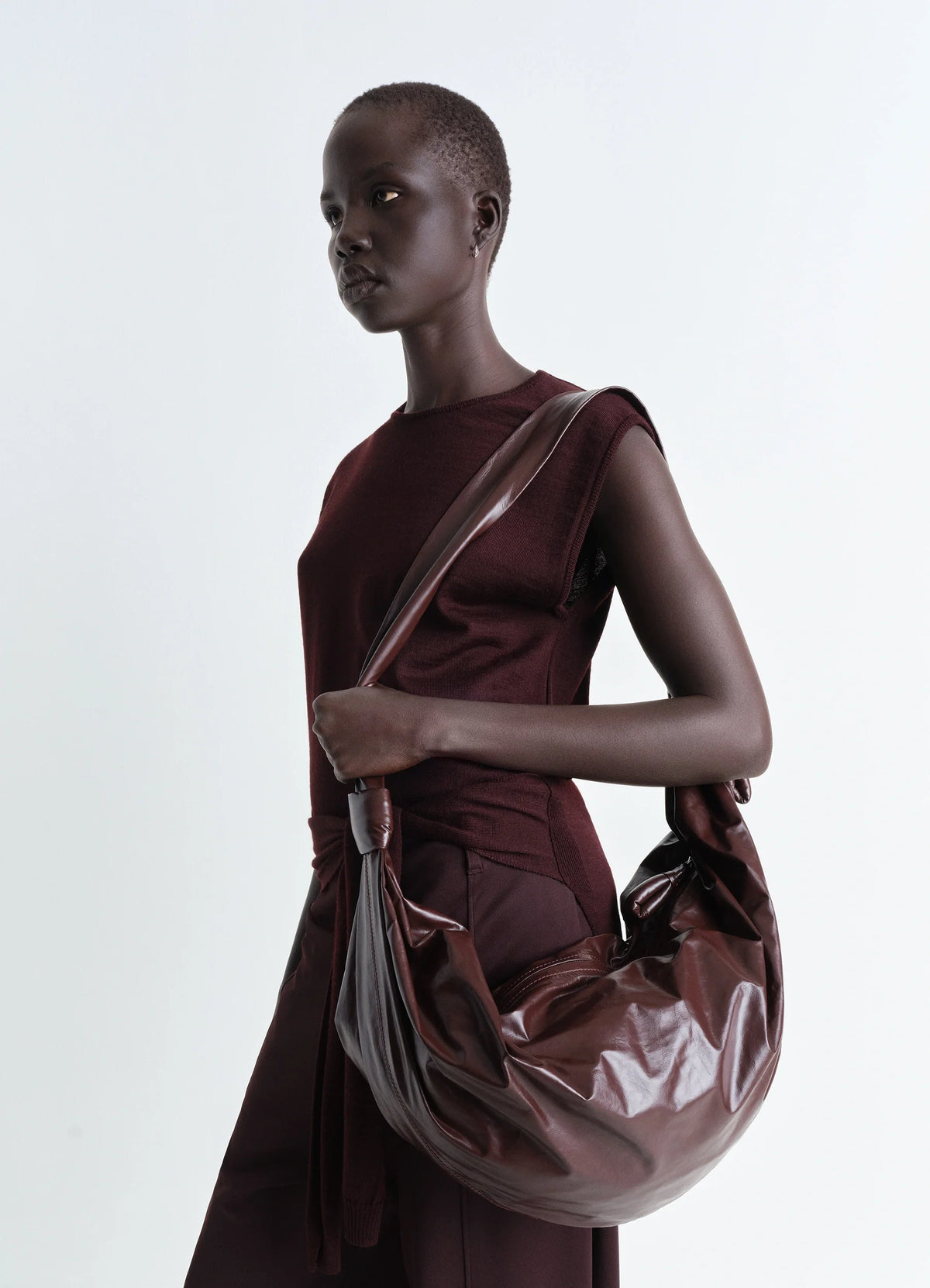 GRAND SAC CROISSANT SOUPLE EN CUIR PAPIER