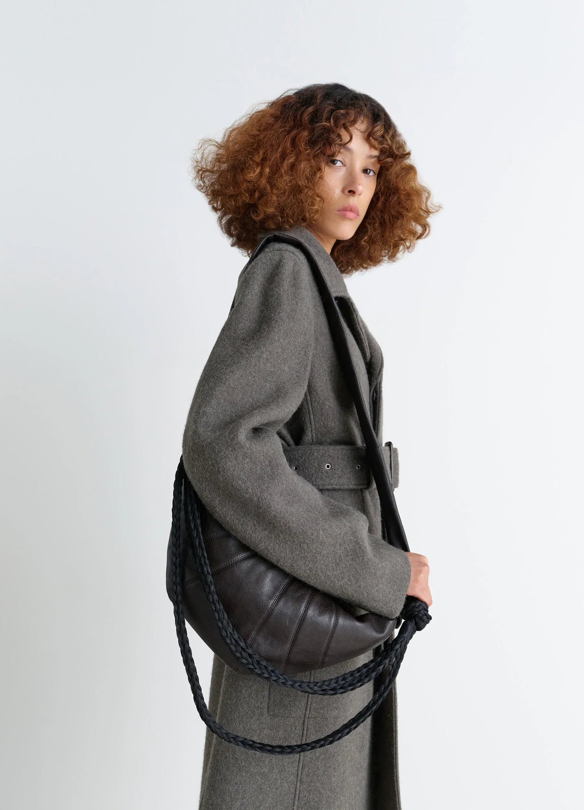 SAC CROISSANT MOYEN TRESSÉ EN CUIR DE BUFFLE GRAINÉ