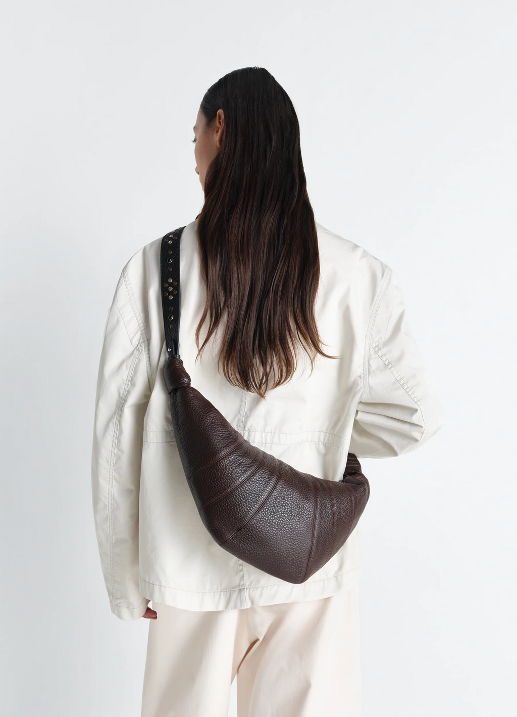 SAC CROISSANT MOYEN WESTERN STUDS EN CUIR DE VACHETTE GRAINÉ