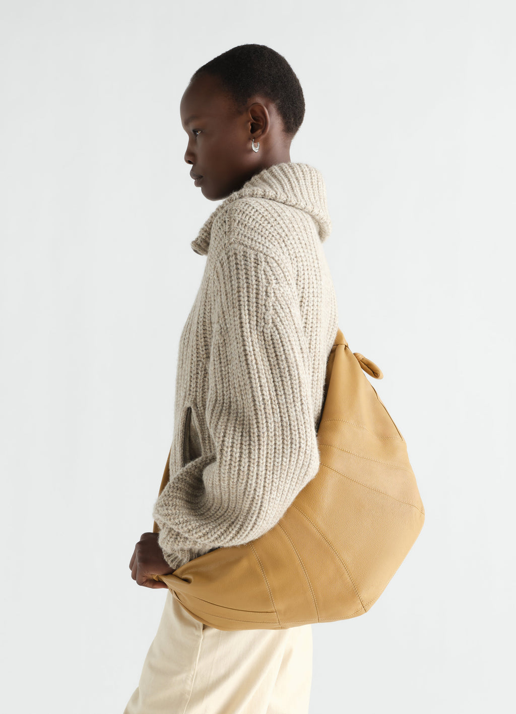 GRAND SAC CROISSANT EN CUIR DE CHÈVRE