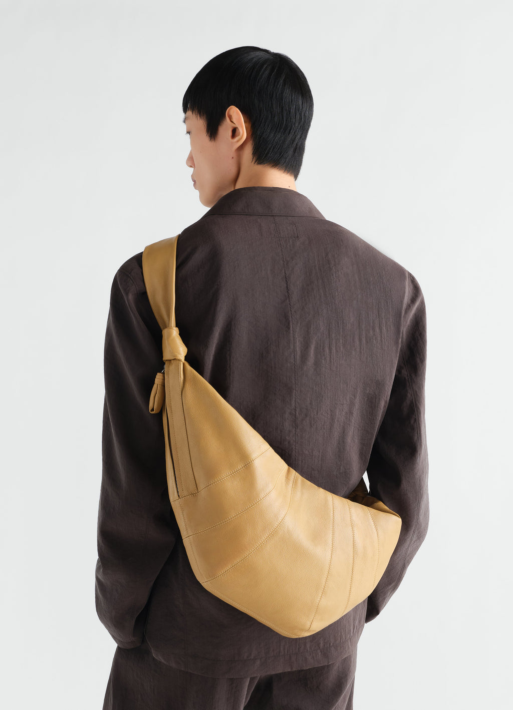 GRAND SAC CROISSANT EN CUIR DE CHÈVRE