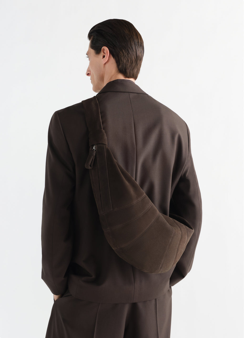 GRAND SAC CROISSANT EN CUIR NUBUCK D'ALPAGA