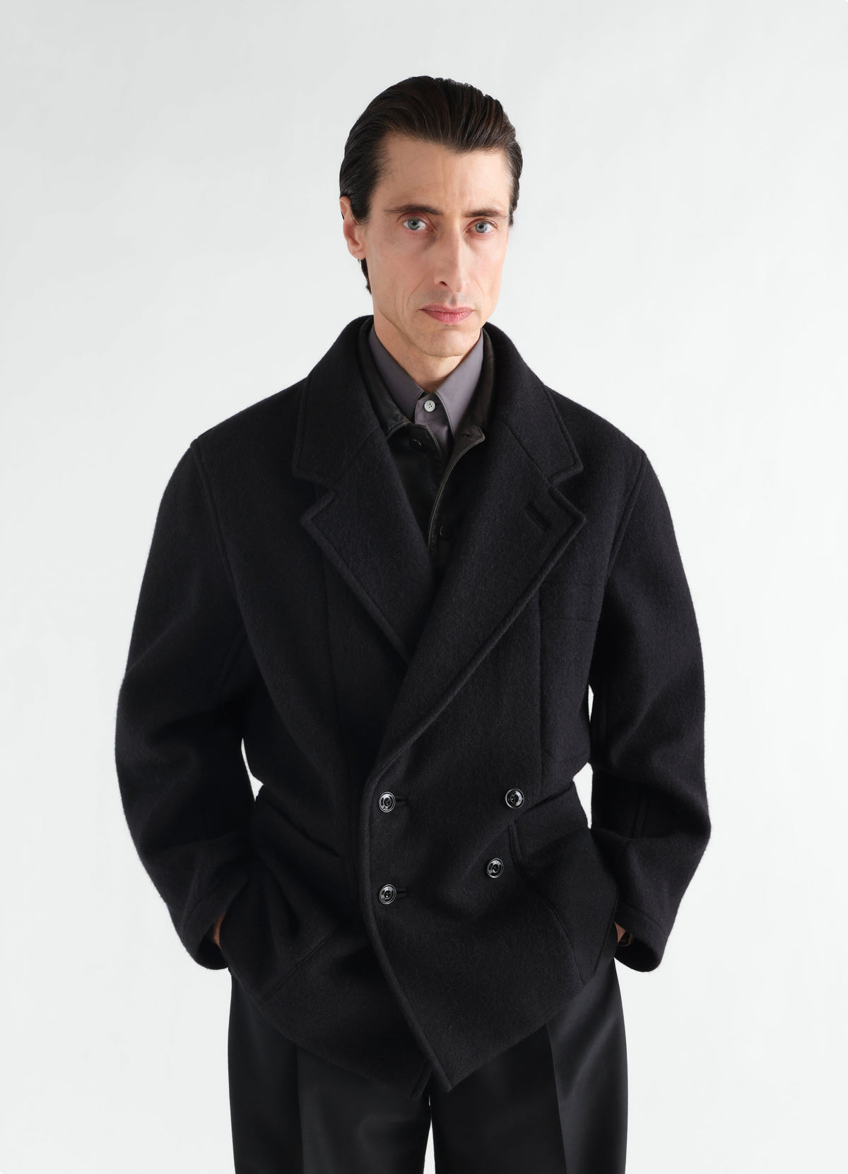 MANTEAU COURT CROISÉ EN LAINE ET ALPAGA FEUTRÉS