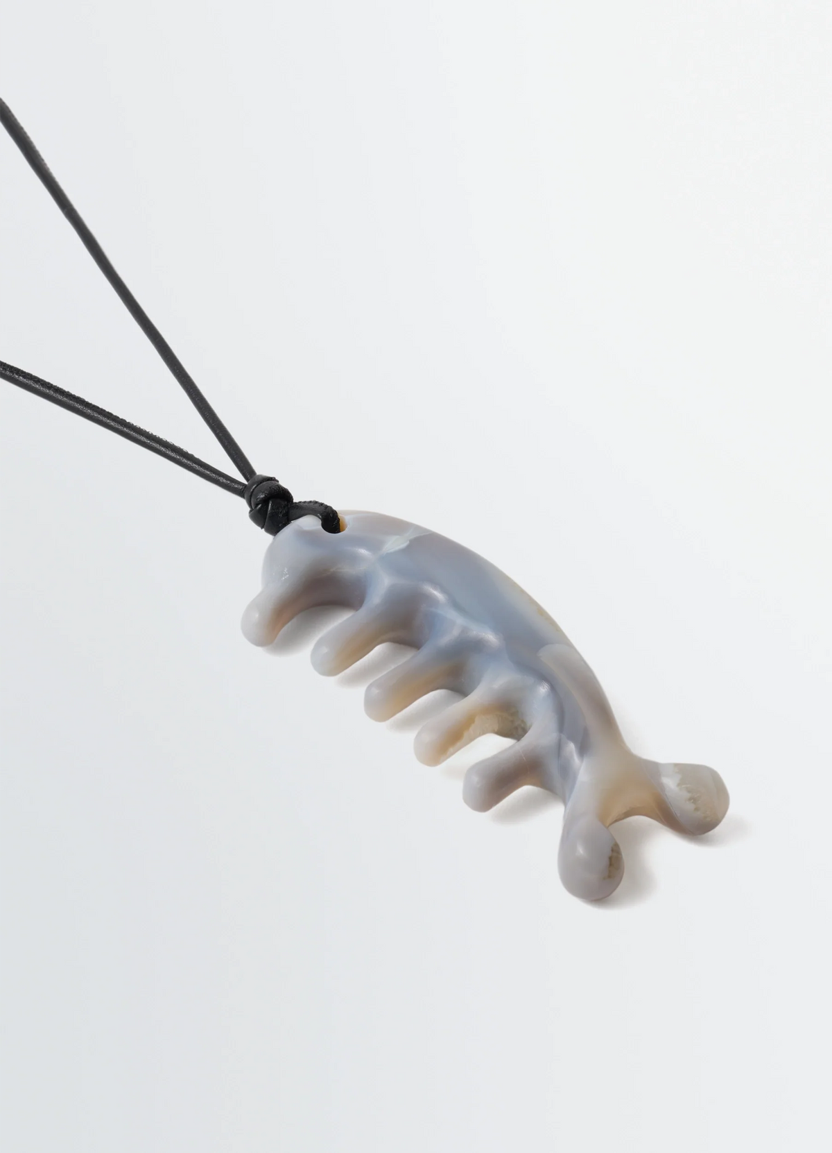 BELUGA GUA SHA NECKLACE IN NAPPA LEATHER AND AGATE