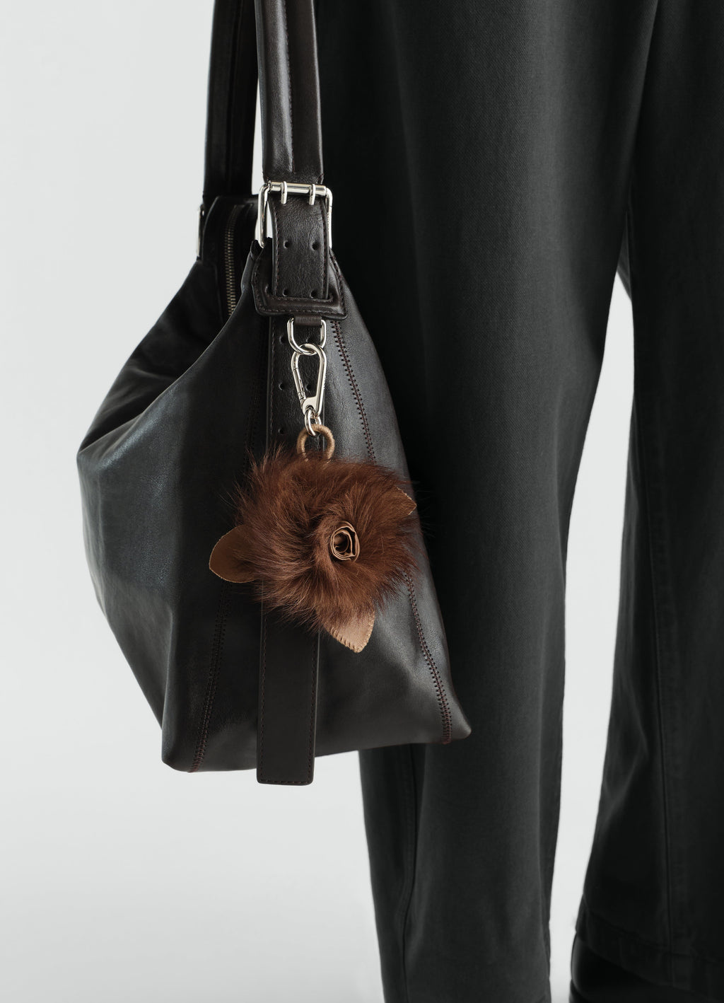 CHARM DE SAC FUZZY ROSE EN AGNEAU MOUTONNÉ
