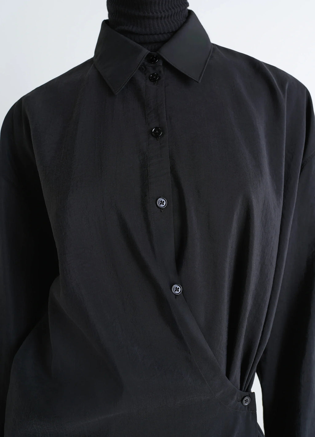 ROBE À COL DROIT ET TORSADÉE EN SOIE SÈCHE