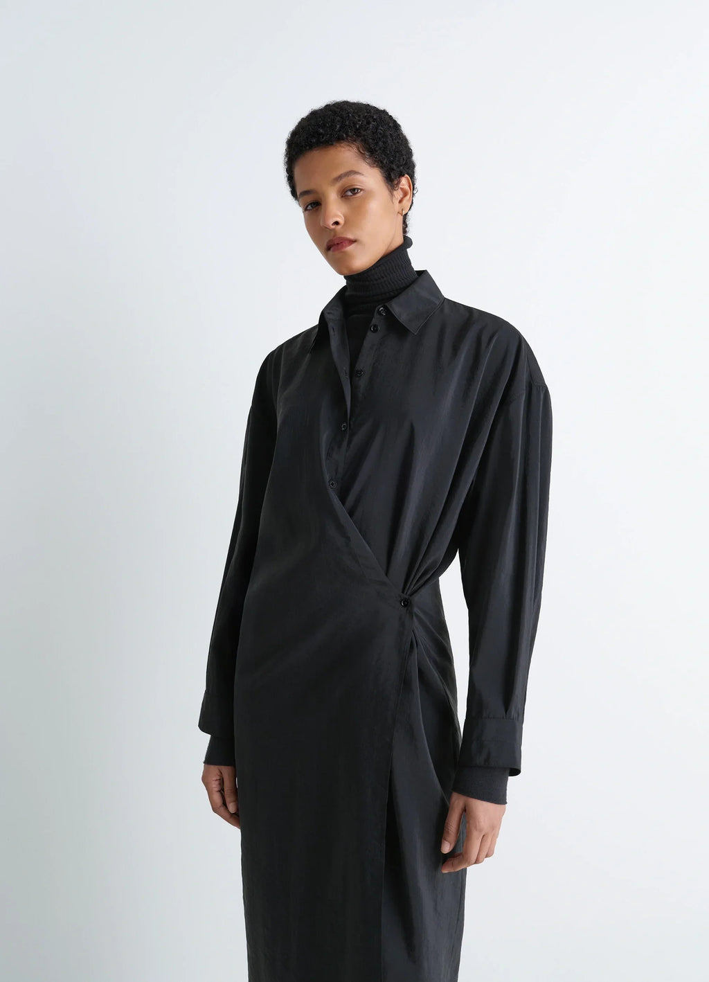 ROBE À COL DROIT ET TORSADÉE EN SOIE SÈCHE