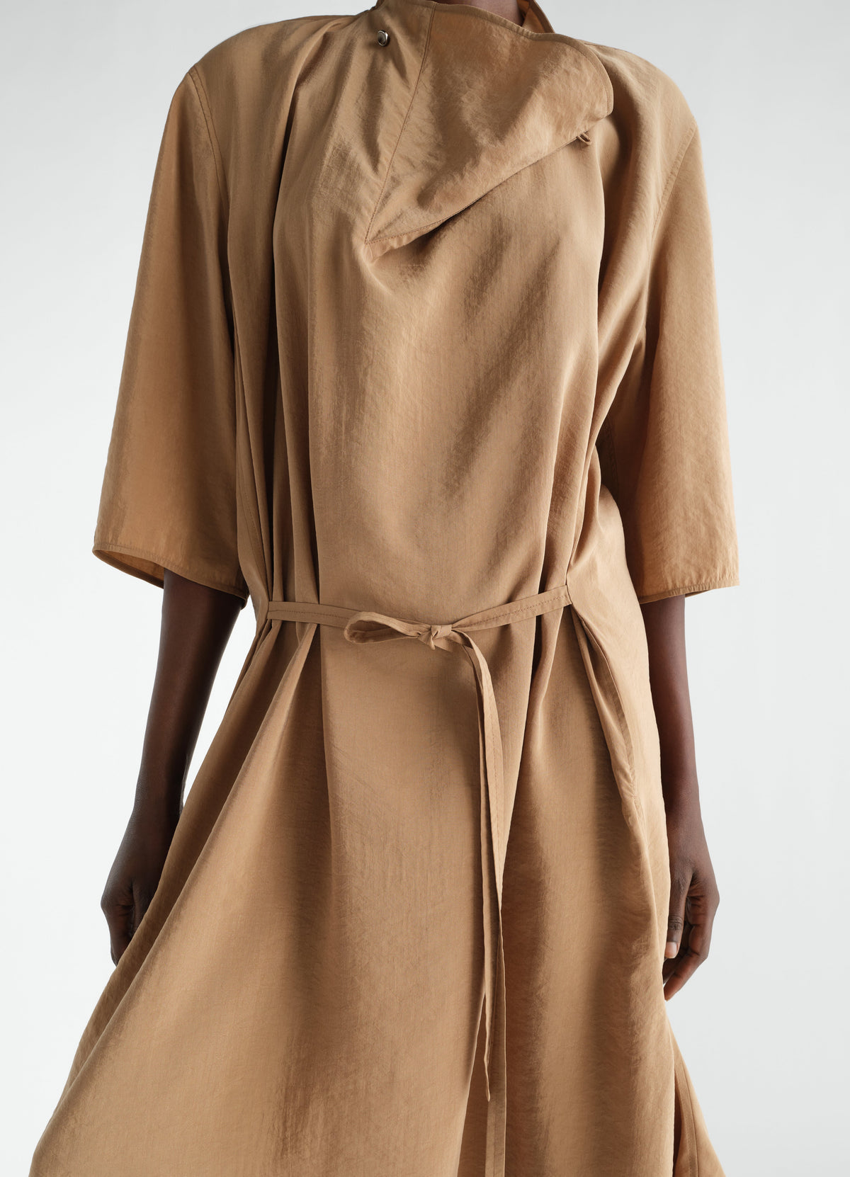 SOFT COLLAR DRESS IN DRY SILK