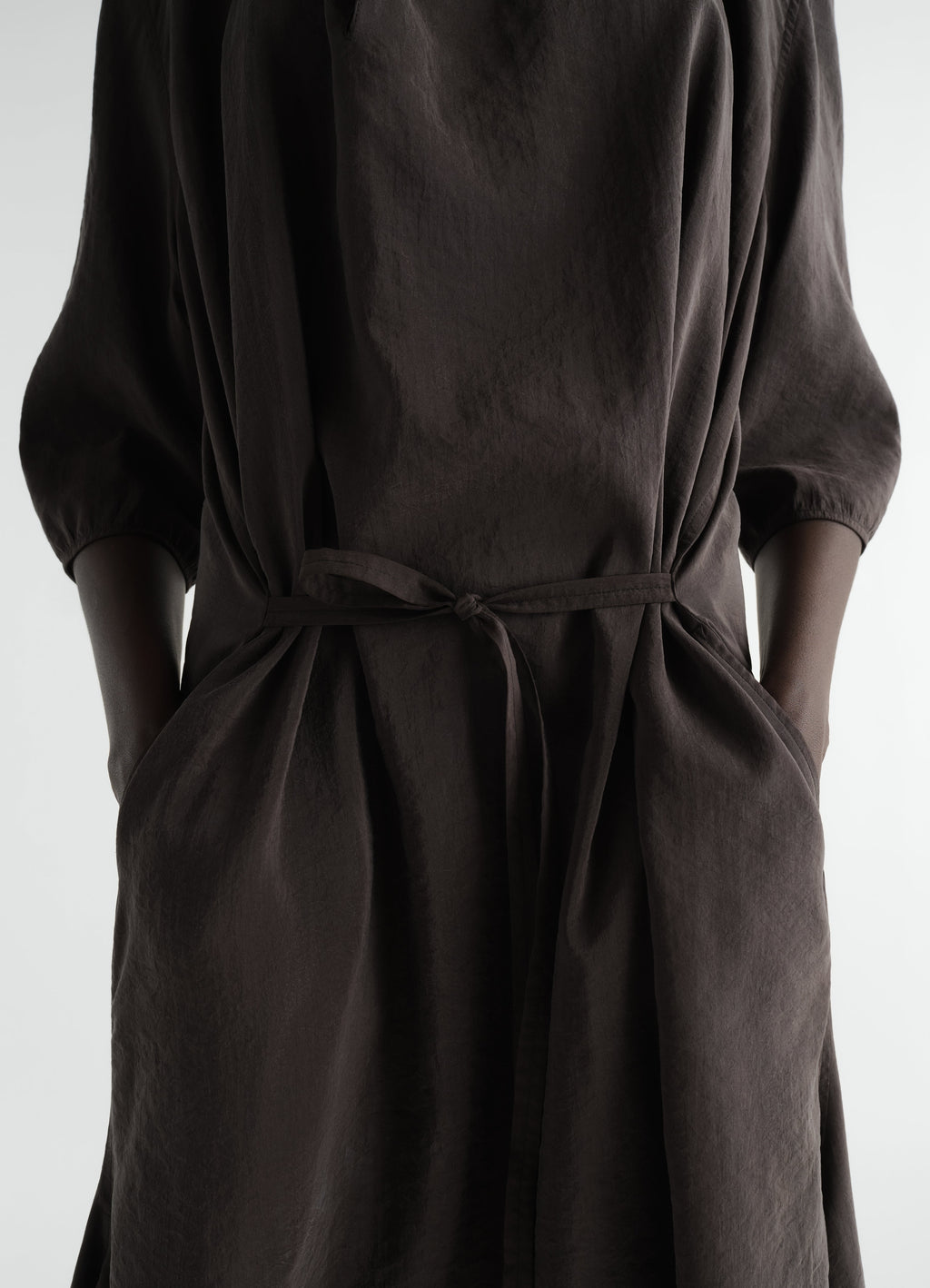 SOFT COLLAR DRESS IN DRY SILK