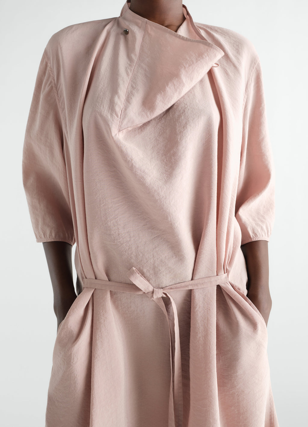 ROBE À COL SOUPLE EN SOIE SÈCHE