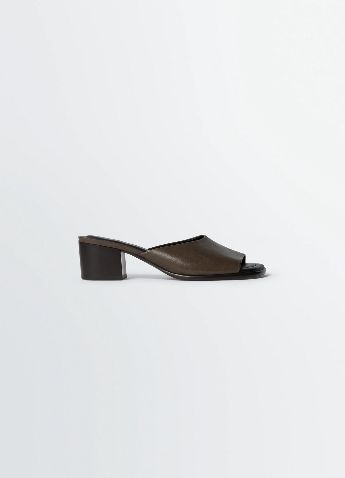 MULES À TALONS CARRÉS 55 MM EN CUIR VÉGÉTAL VERNIS