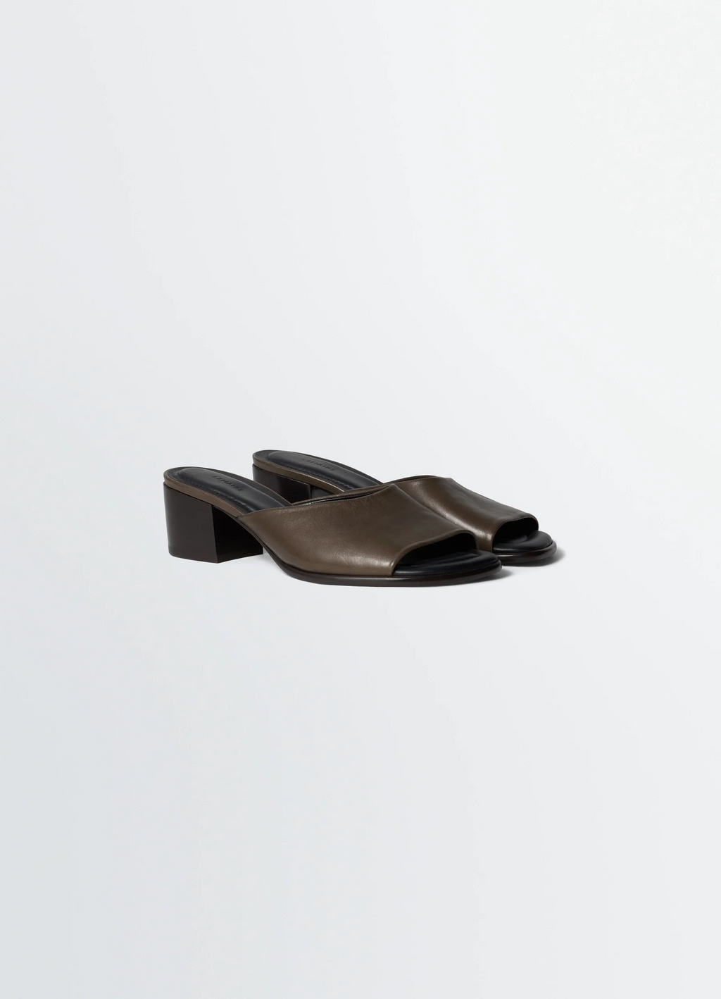 MULES À TALONS CARRÉS 55 MM EN CUIR VÉGÉTAL VERNIS