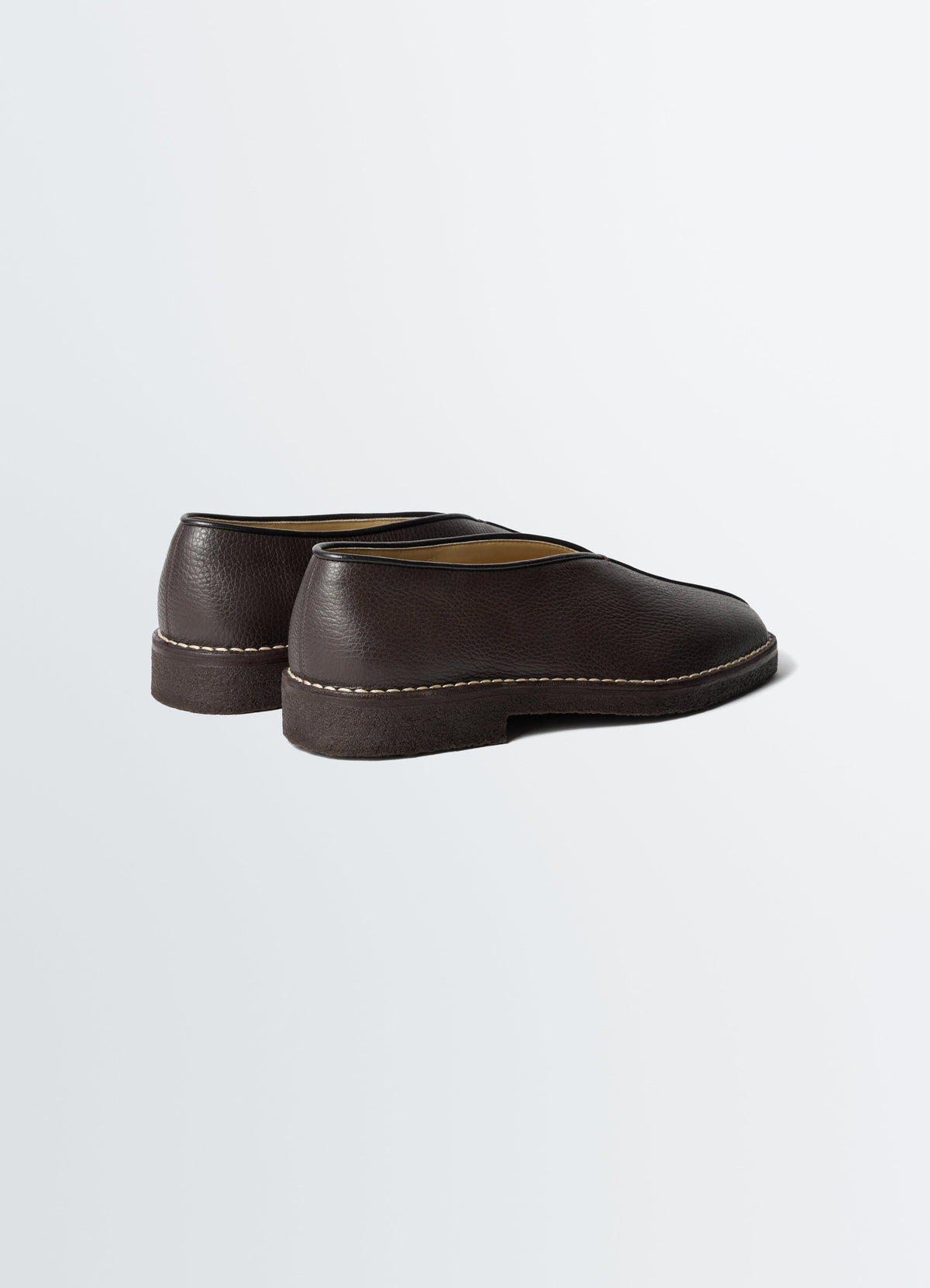 PANTOUFLES EN CUIR DE VACHETTE GRAINÉ À PASSEPOIL