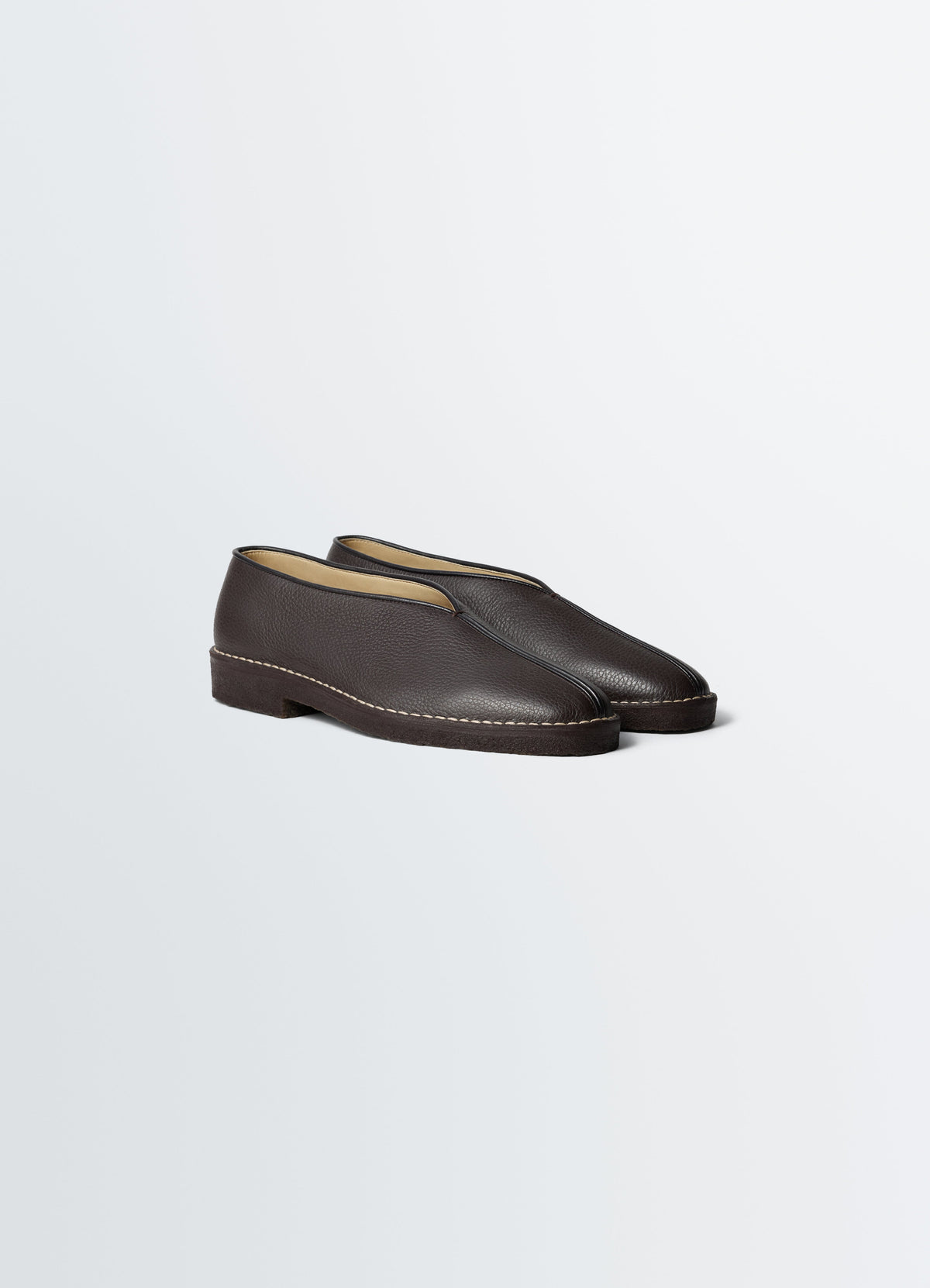 PIPED CREPE SLIPPERS IN GRAINED COW LEAHER
