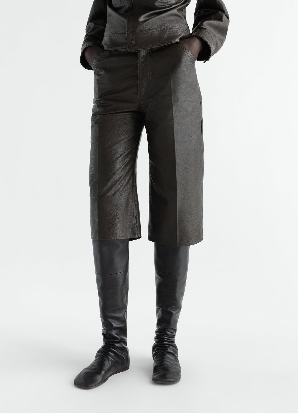KNEE TOP GLOVE FLAT BOOTS IN SHINY NAPPA LAMB