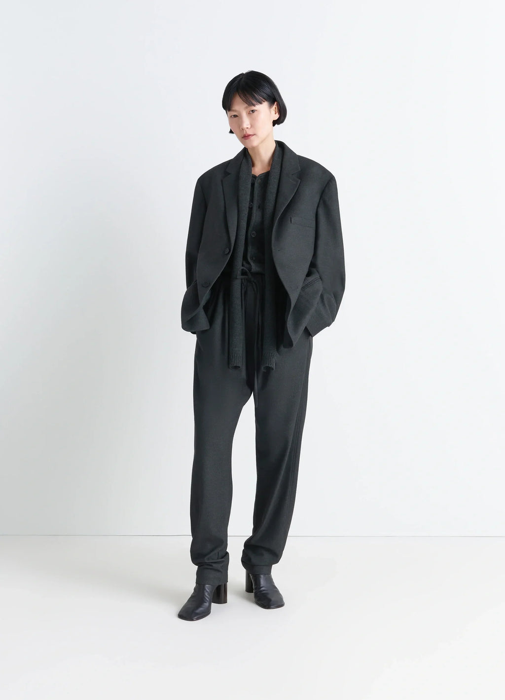 VESTE SOUPLE À BOUTONNAGE SIMPLE EN CACHEMIRE DOUX