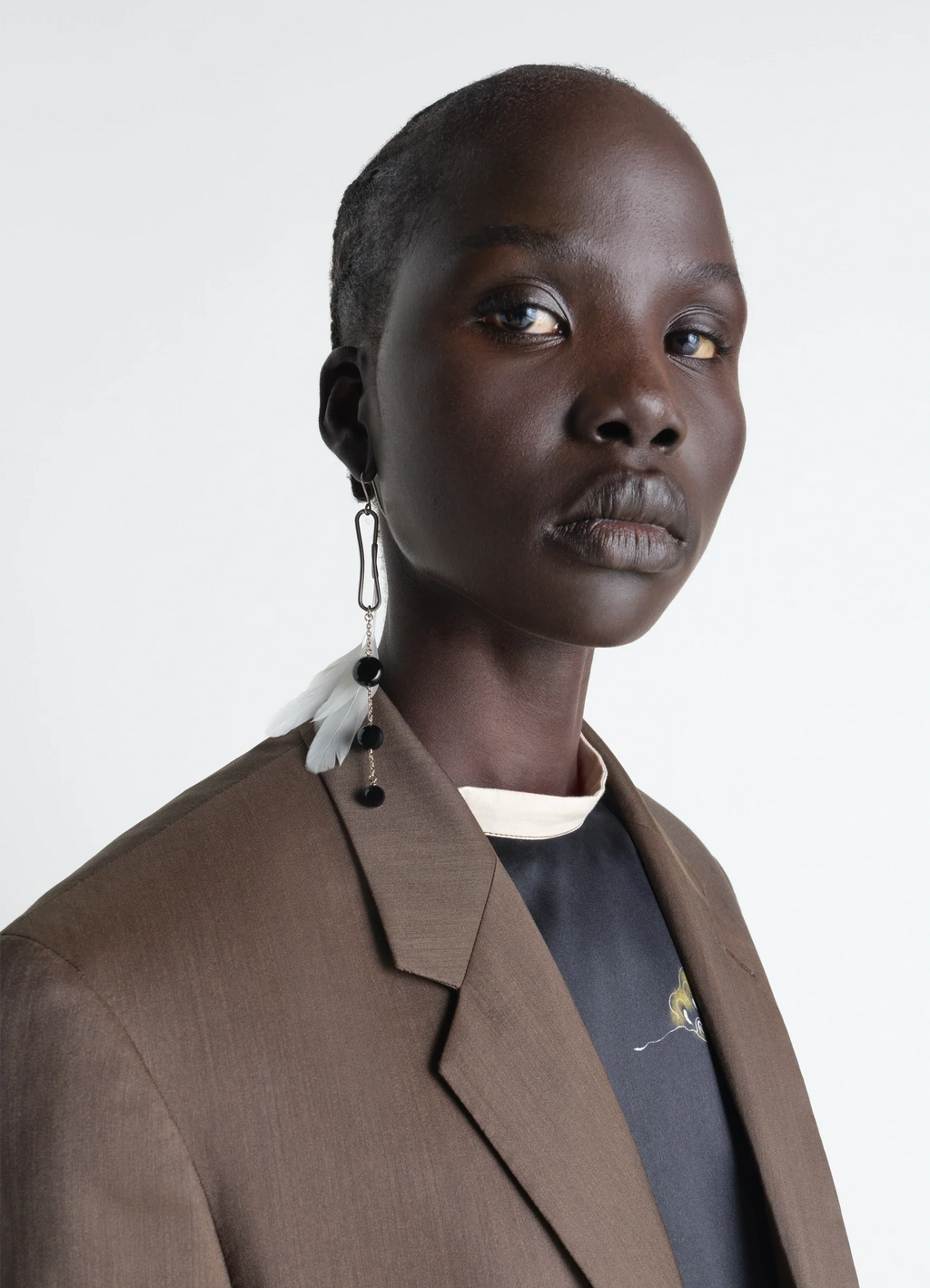 BOUCLE D'OREILLE POINT AVEC ONYX ET PLUME DE COQ