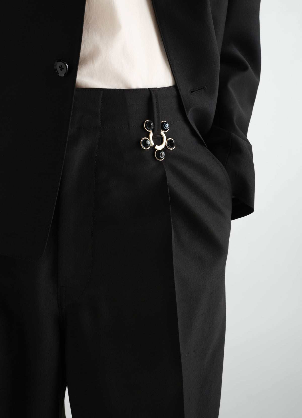 GARMENT JEWEL & NECKLACE IN BRASS