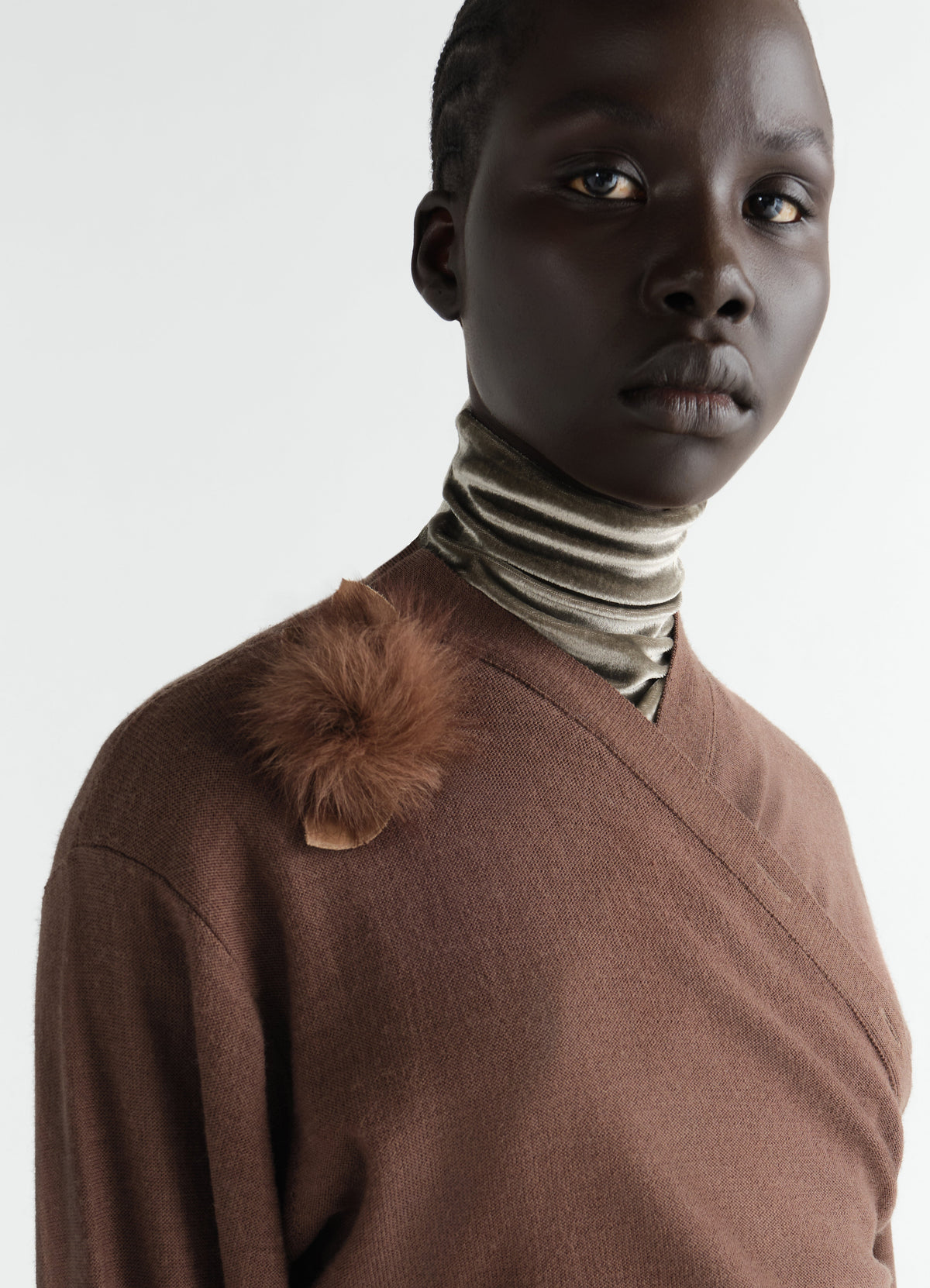 BROCHE ROSE FUZZY EN CUIR D'AGNEAU SHEARLING