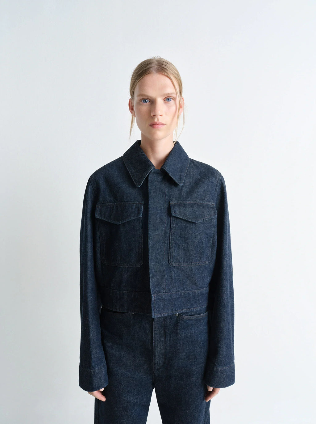 VESTE COURTE À DEUX POCHES EN DENIM INDIGO ÉPAIS