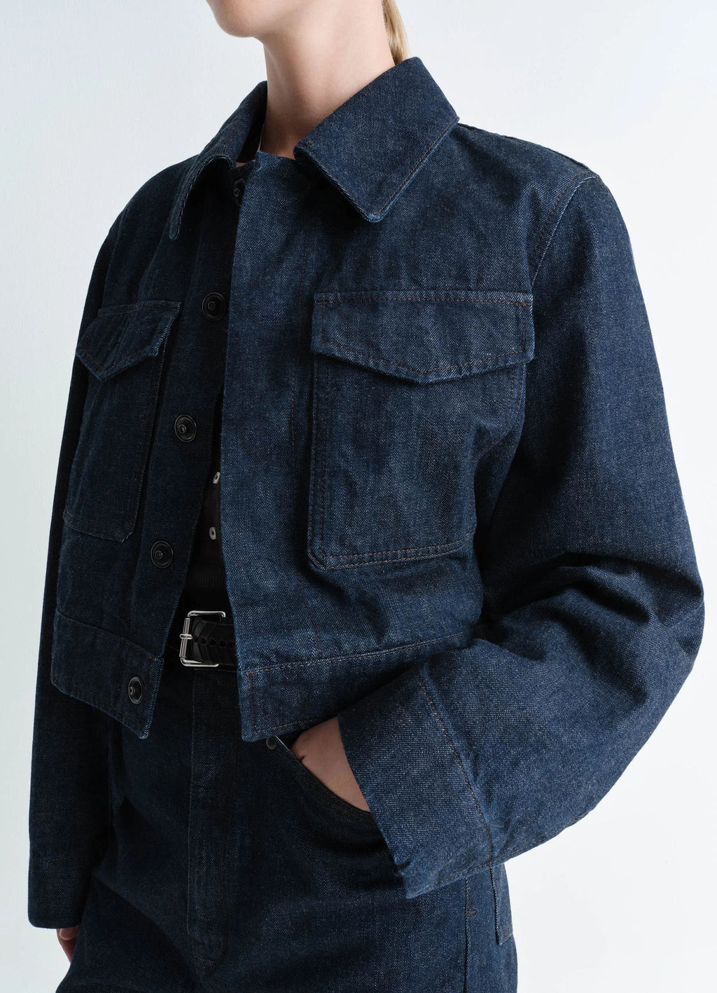 VESTE COURTE À DEUX POCHES EN DENIM INDIGO ÉPAIS