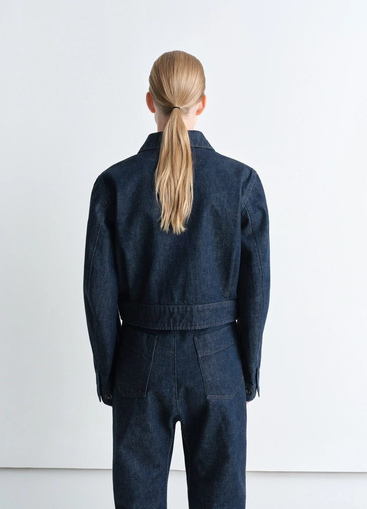 VESTE COURTE À DEUX POCHES EN DENIM INDIGO ÉPAIS