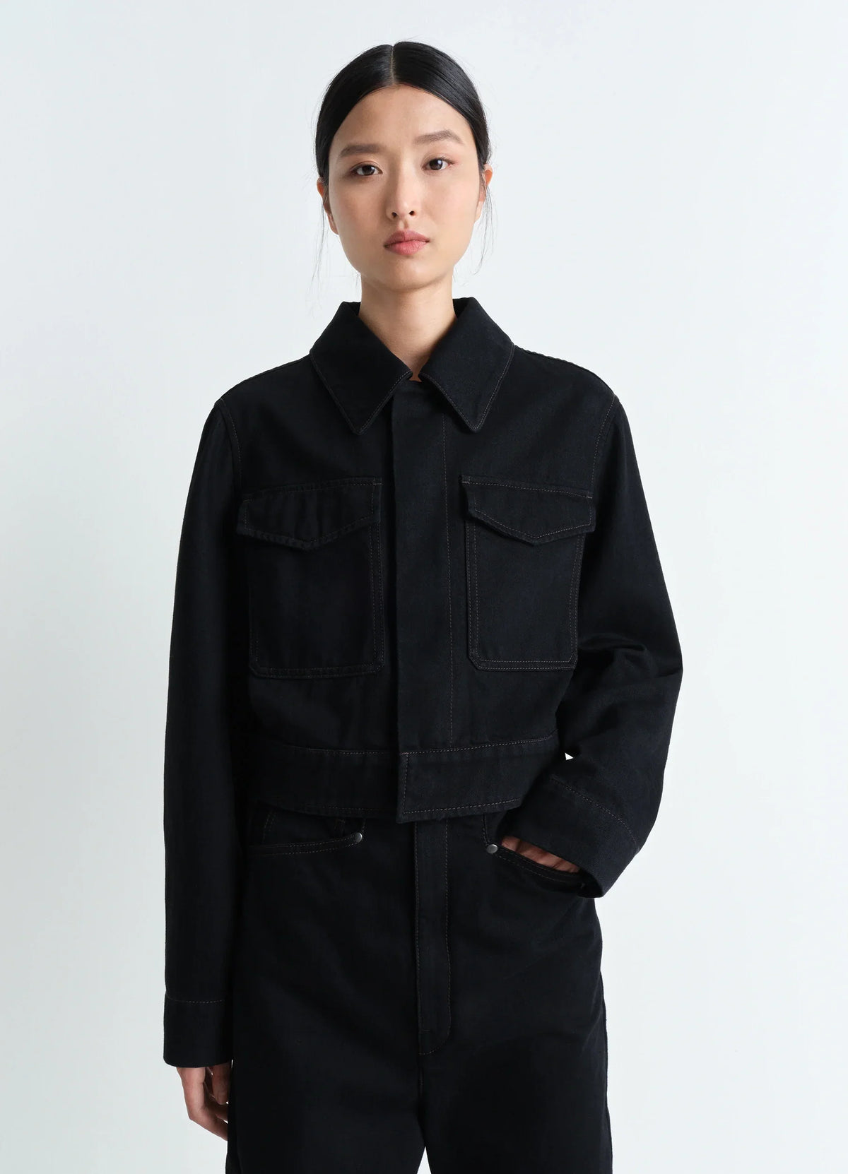 VESTE COURTE À DEUX POCHES EN DENIM NOIR ÉPAIS