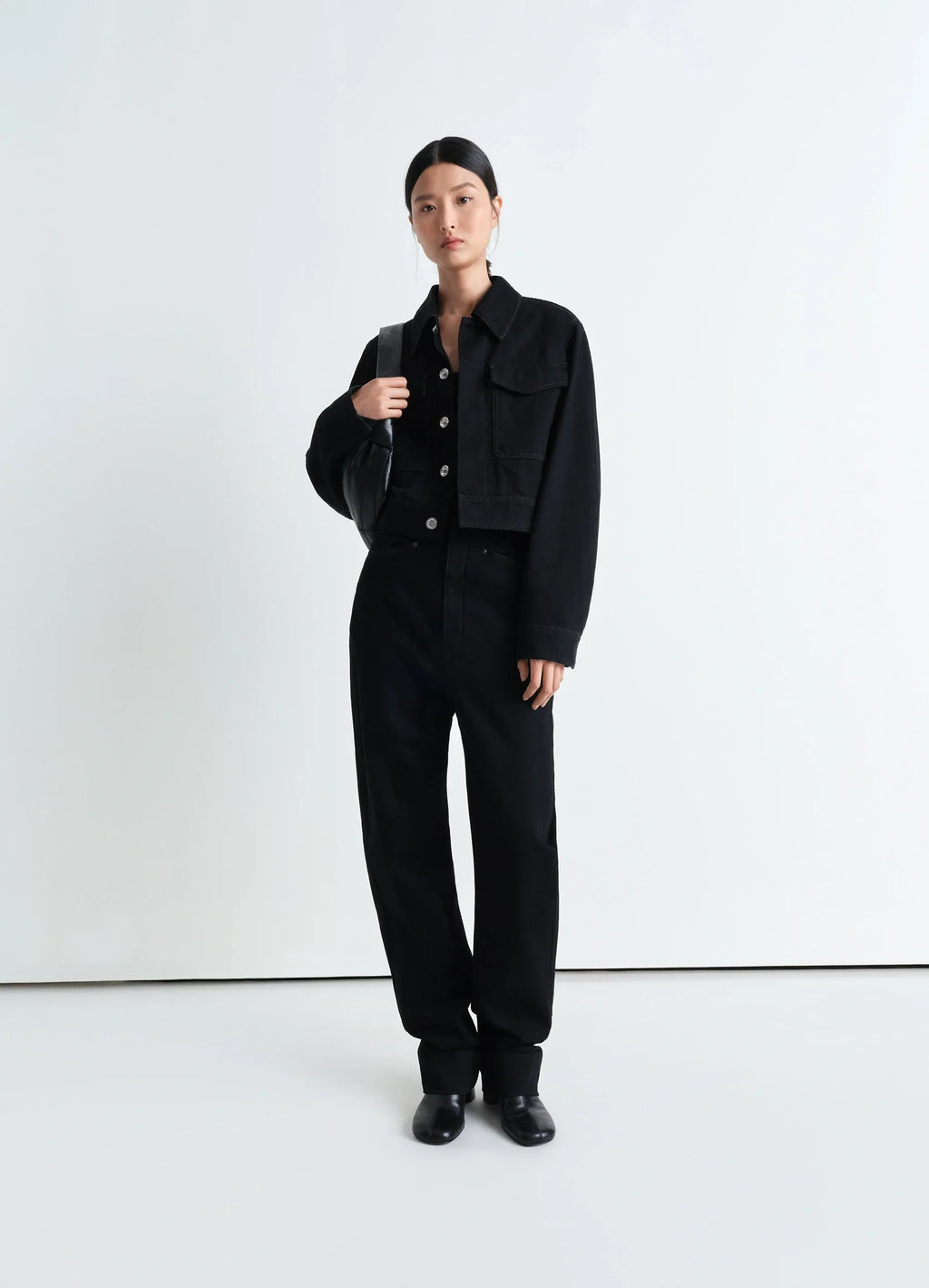 VESTE COURTE À DEUX POCHES EN DENIM NOIR ÉPAIS