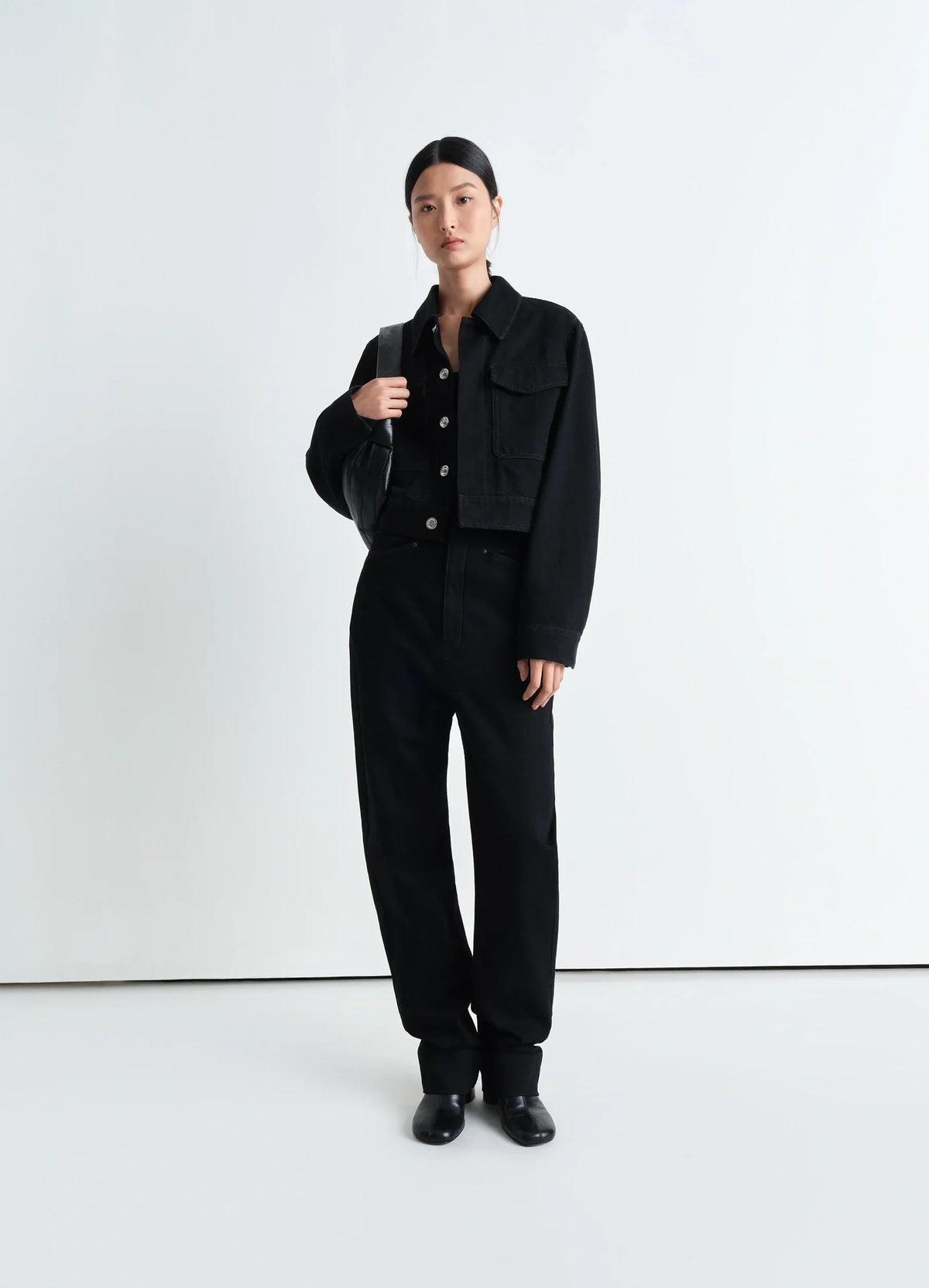 VESTE COURTE À DEUX POCHES EN DENIM NOIR ÉPAIS