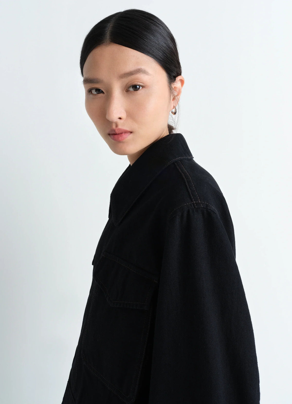 VESTE COURTE À DEUX POCHES EN DENIM NOIR ÉPAIS