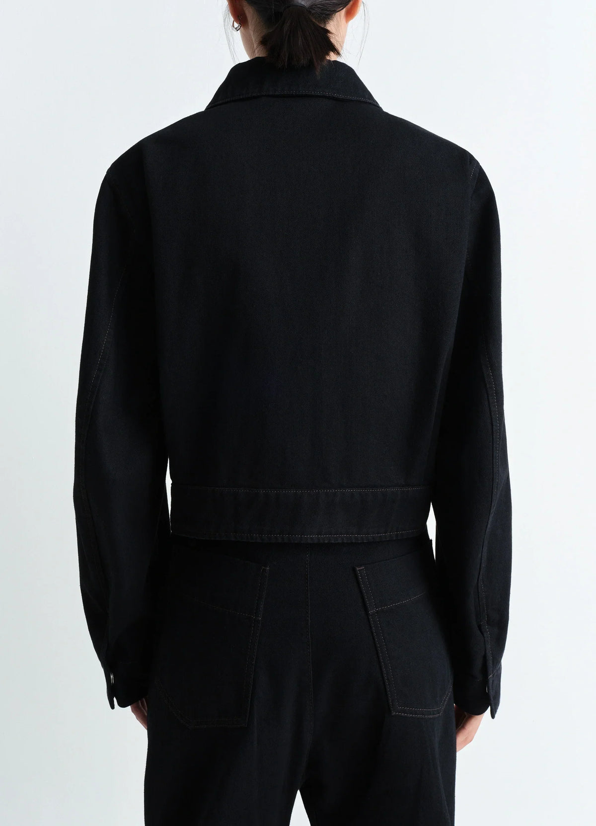 VESTE COURTE À DEUX POCHES EN DENIM NOIR ÉPAIS