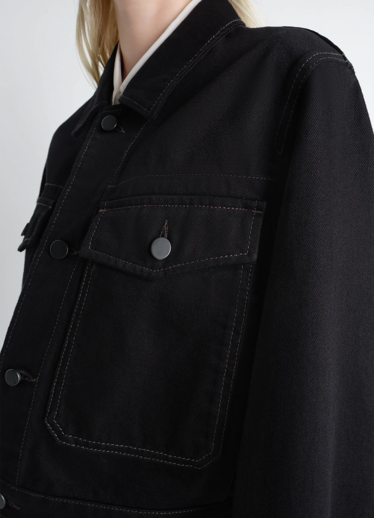 BLOUSON COURT EN DENIM NOIR ÉPAIS