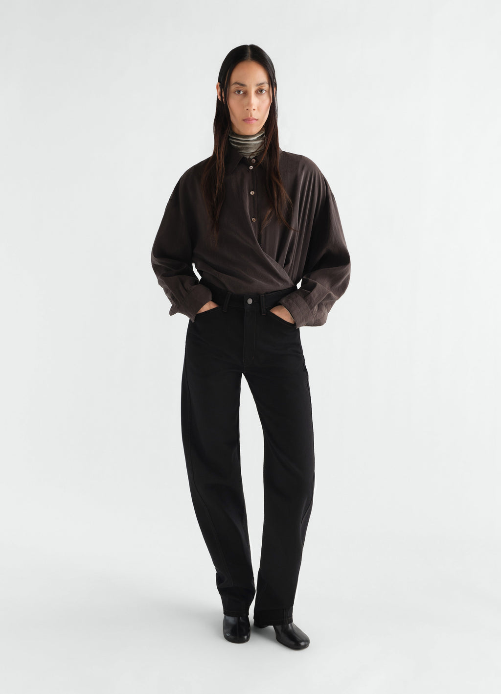 PANTALON TWISTÉ À CINQ POCHES EN DENIM NOIR ÉPAIS