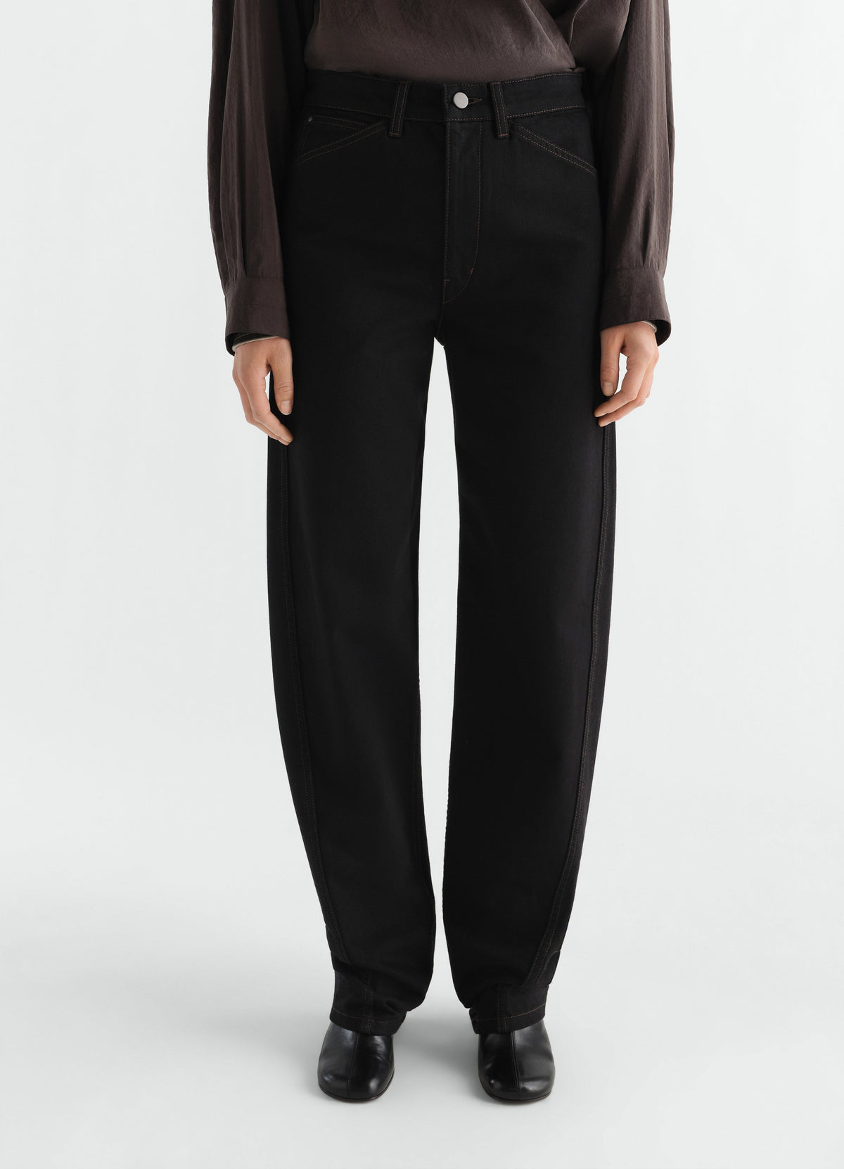 PANTALON TWISTÉ À CINQ POCHES EN DENIM NOIR ÉPAIS