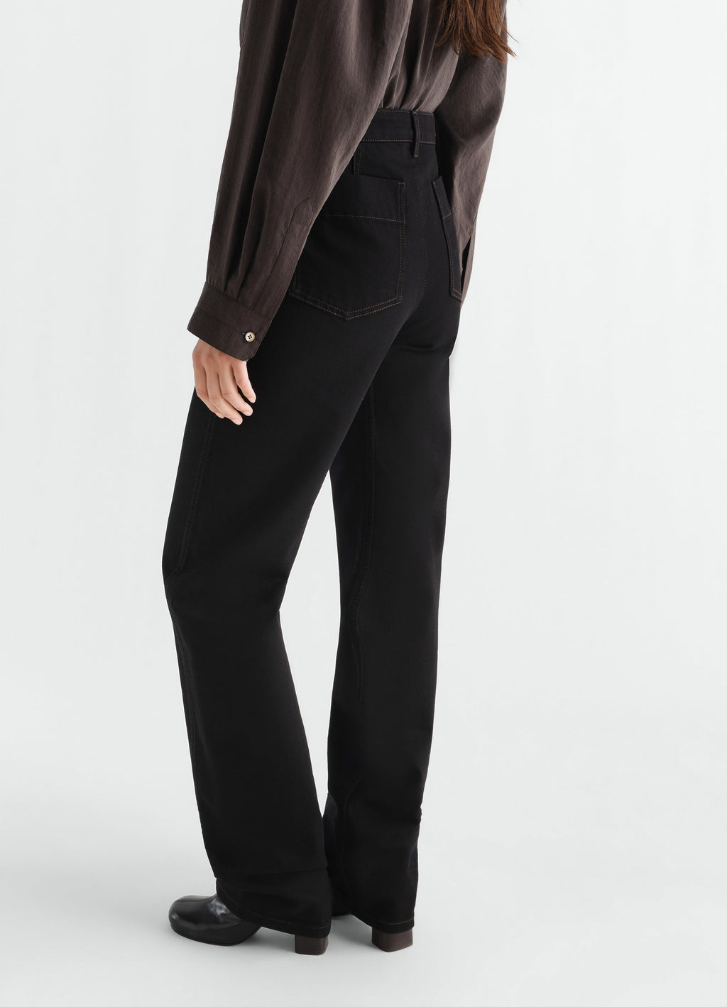 PANTALON TWISTÉ À CINQ POCHES EN DENIM NOIR ÉPAIS