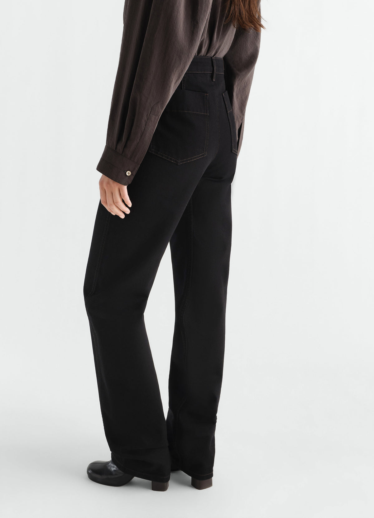 PANTALON TWISTÉ À CINQ POCHES EN DENIM NOIR ÉPAIS