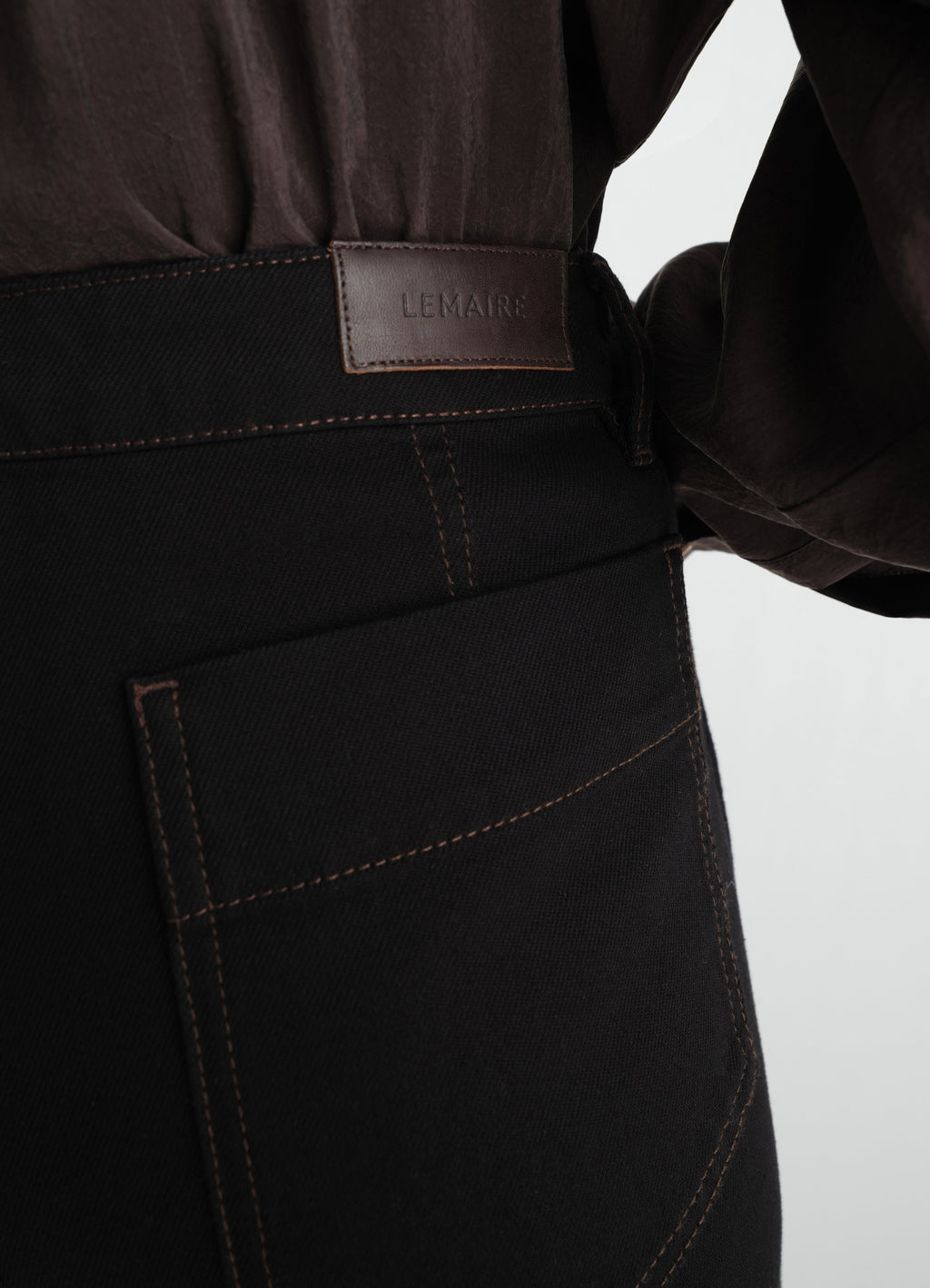 PANTALON TWISTÉ À CINQ POCHES EN DENIM NOIR ÉPAIS