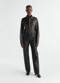 PANTALON TWISTÉ CINQ POCHES EN DENIM ENDUIT