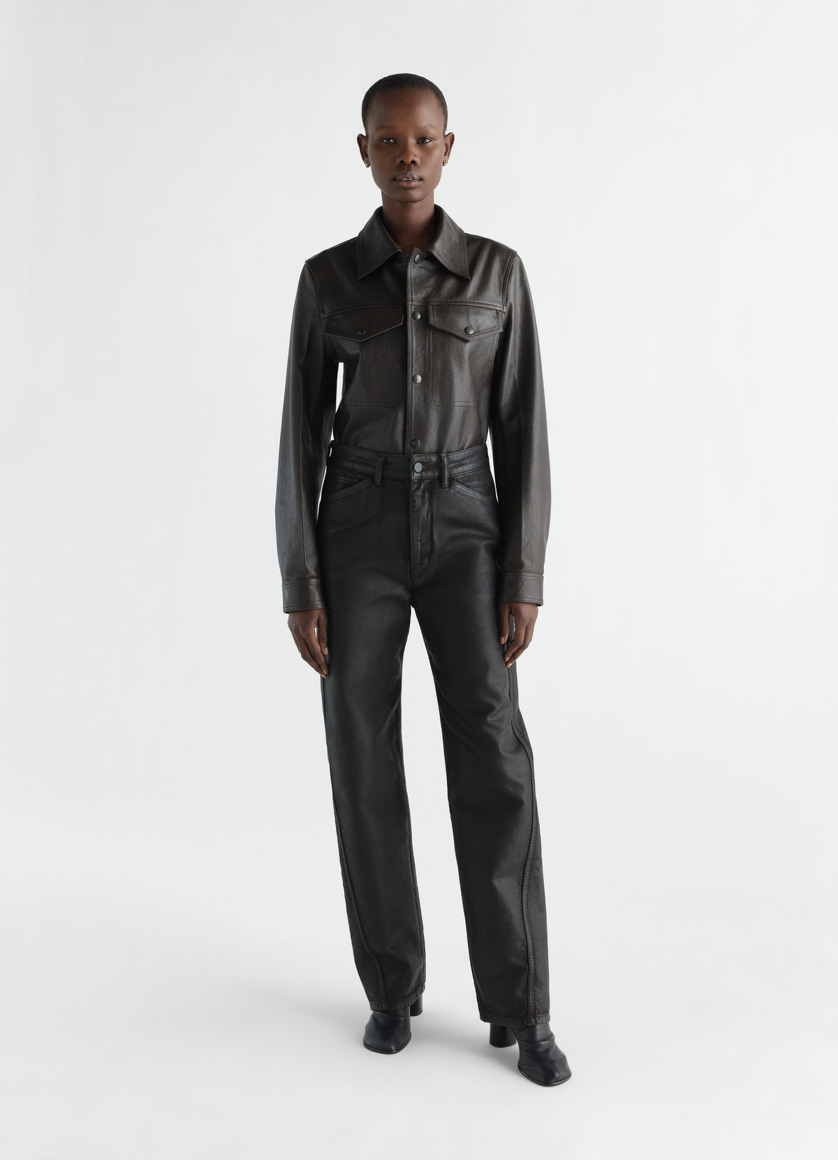 PANTALON TWISTÉ CINQ POCHES EN DENIM ENDUIT
