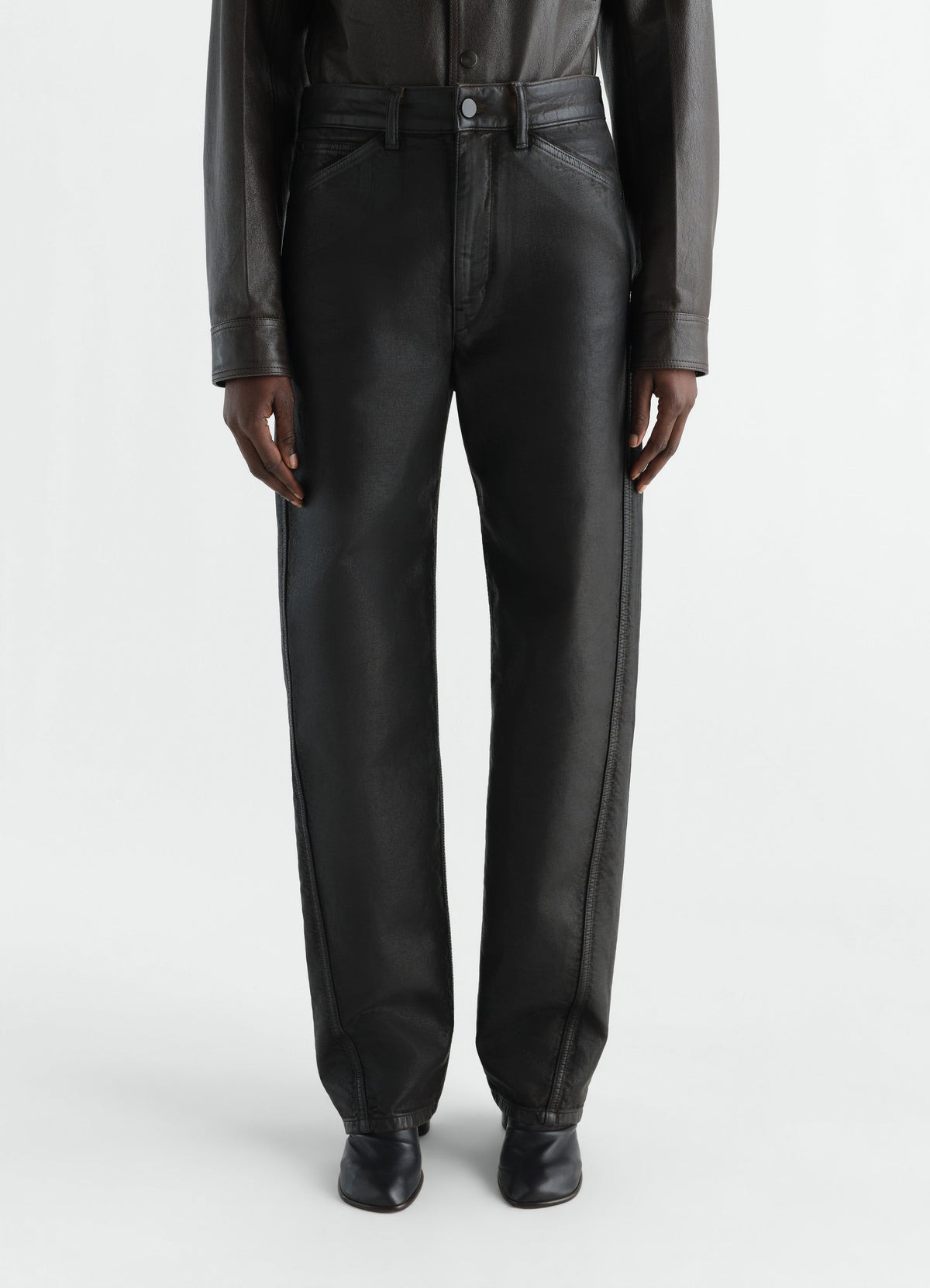 PANTALON TWISTÉ CINQ POCHES EN DENIM ENDUIT