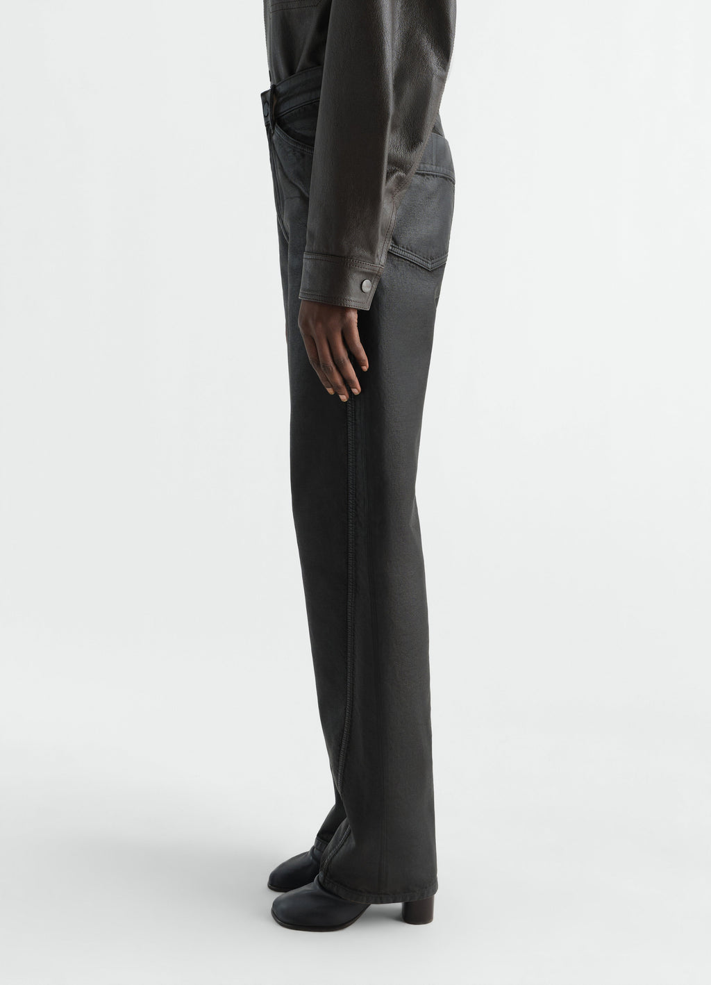 PANTALON TWISTÉ CINQ POCHES EN DENIM ENDUIT