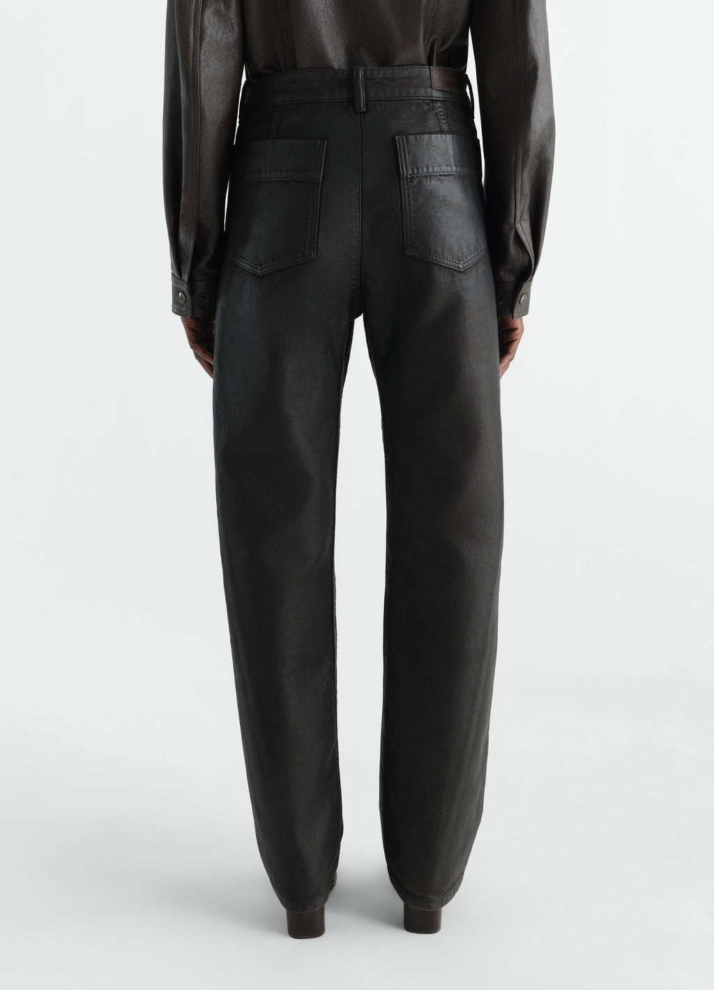 PANTALON TWISTÉ CINQ POCHES EN DENIM ENDUIT