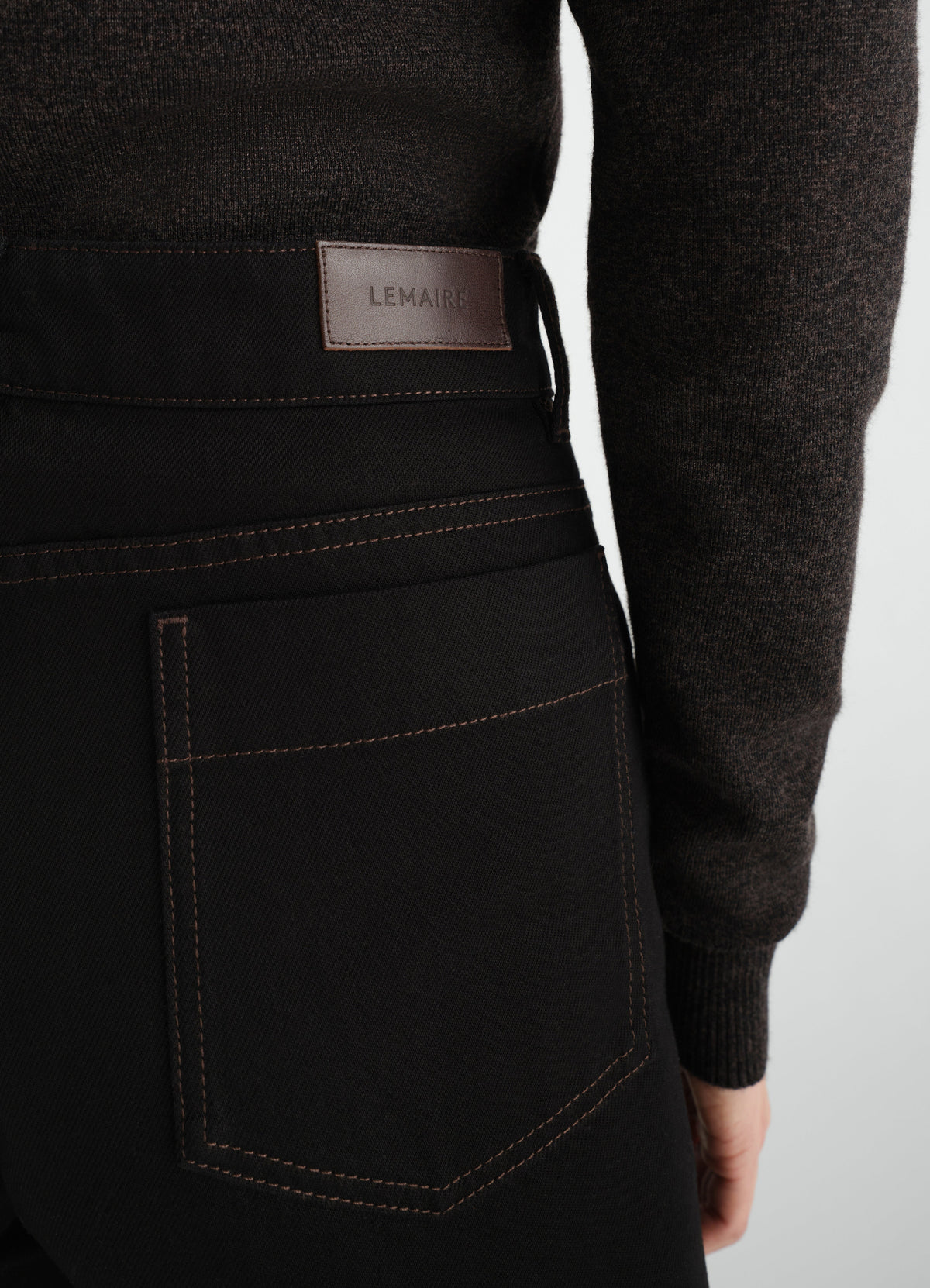 PANTALON INCURVÉ TAILLE HAUTE EN DENIM NOIR ÉPAIS