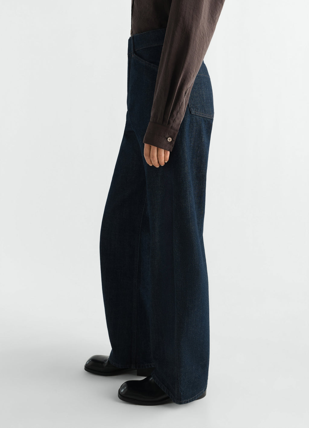 PANTALON INCURVÉ TAILLE HAUTE EN DENIM INDIGO ÉPAIS