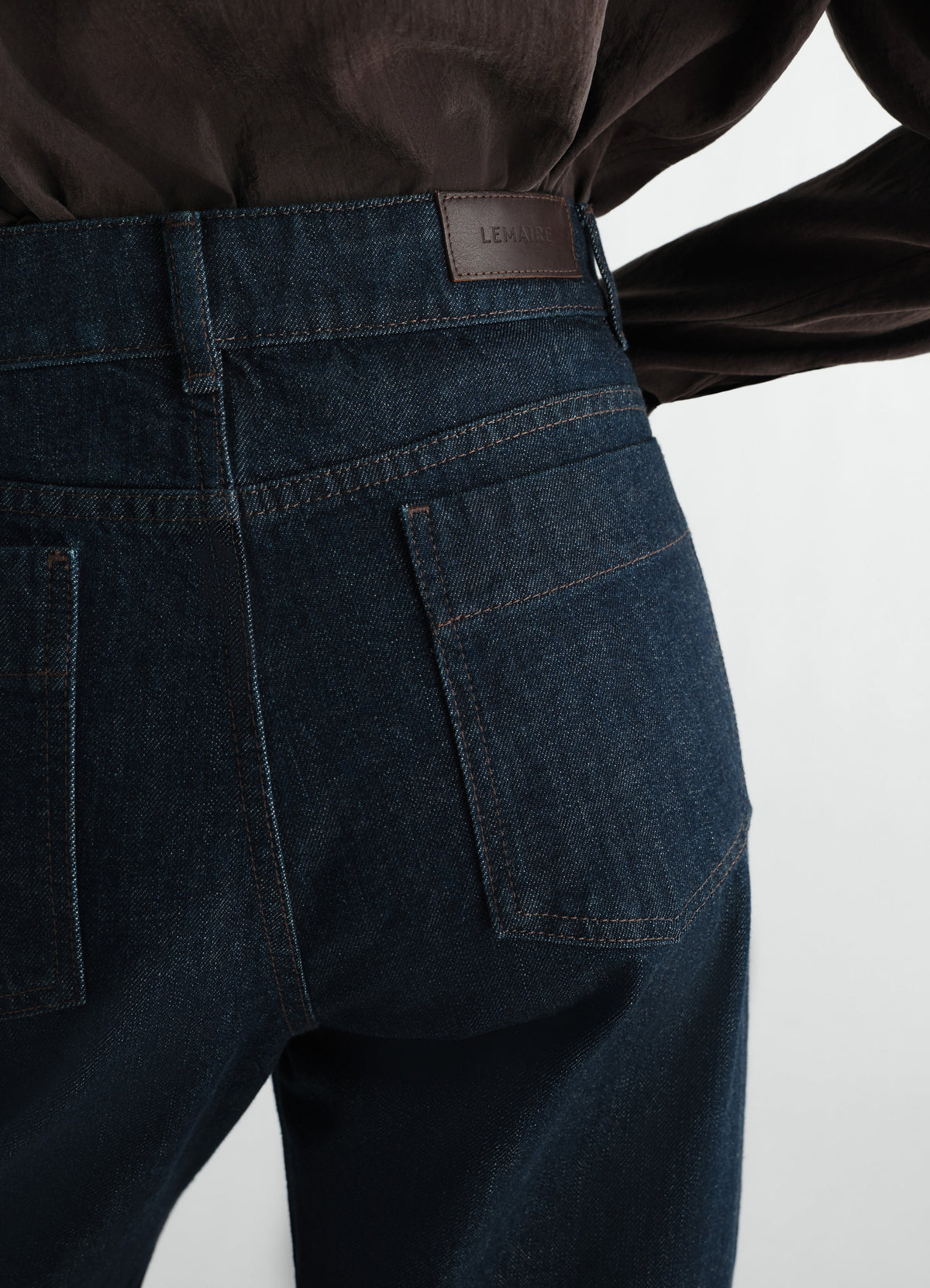 PANTALON INCURVÉ TAILLE HAUTE EN DENIM INDIGO ÉPAIS